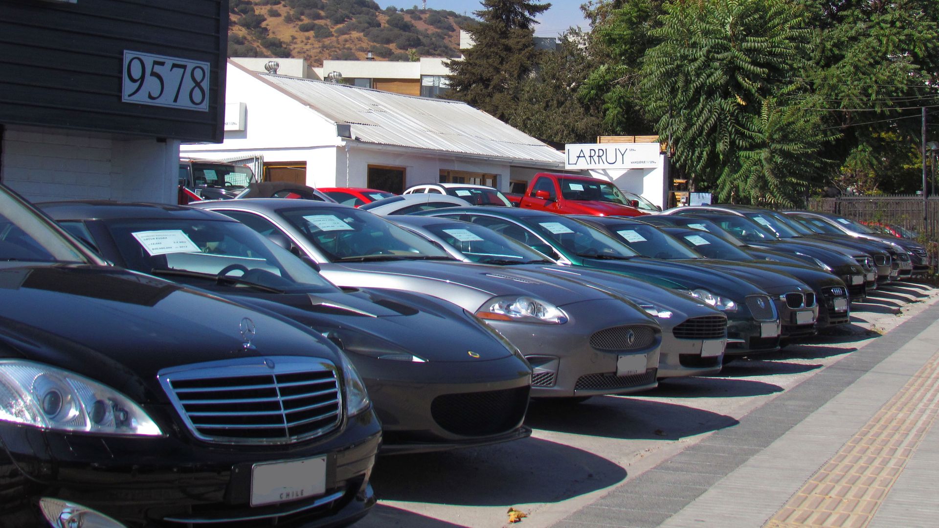 File:Used car dealership in Santiago, Chile.jpg