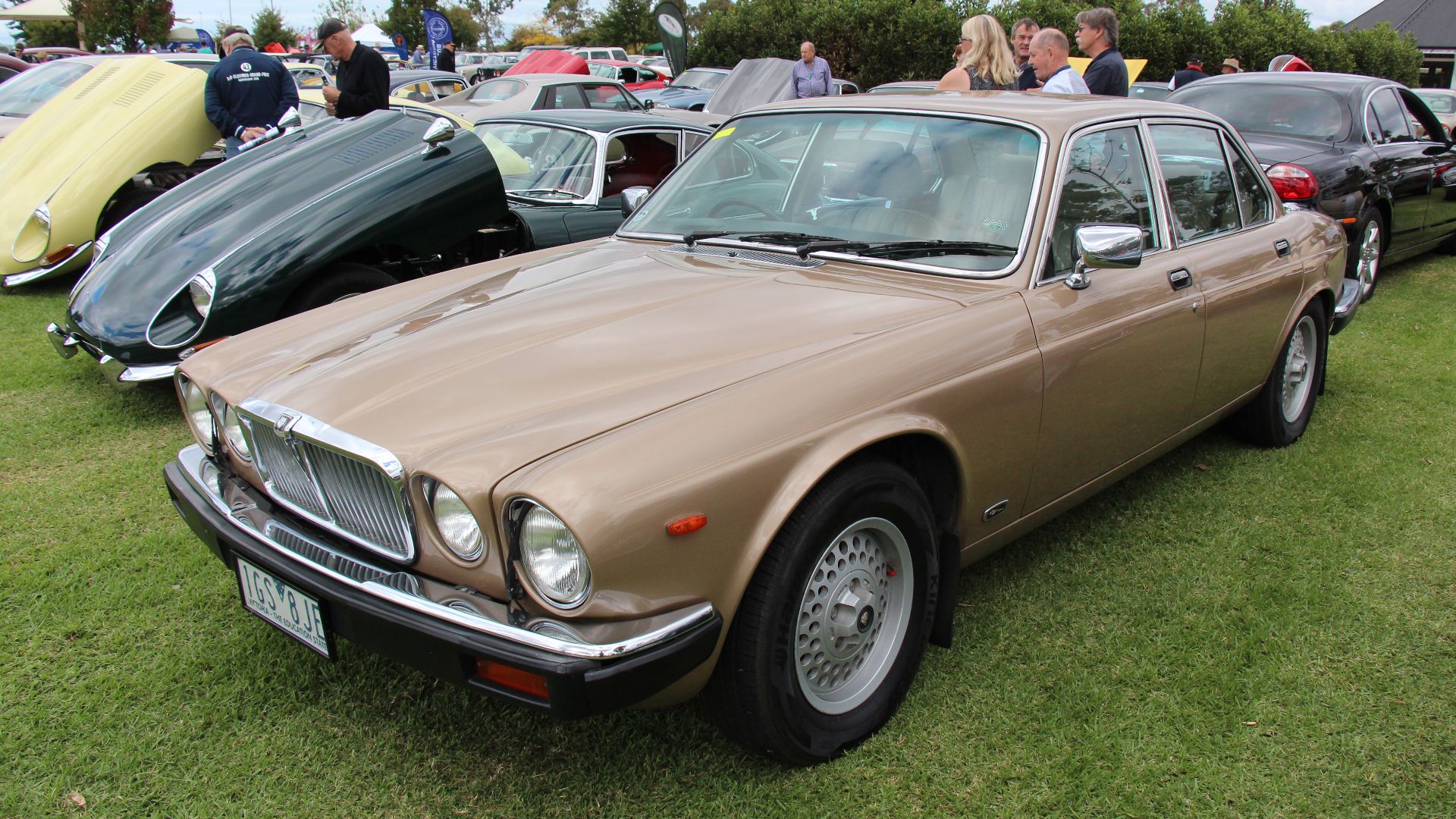 File:1985 Jaguar XJ6 Series III Saloon (26468091005).jpg