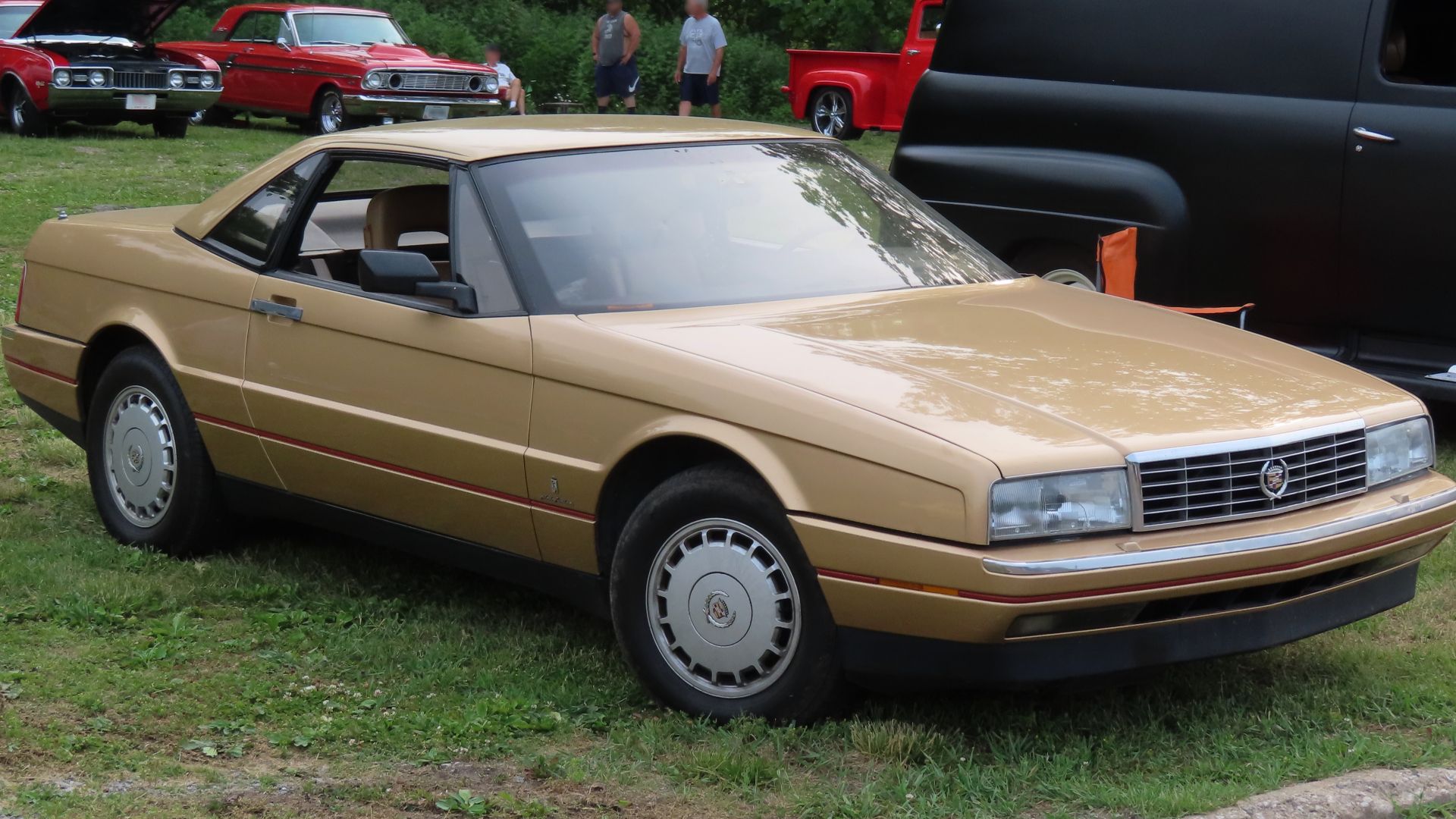 File:1987 Cadillac Allanté, front right (Cruisin' the River Lowellville Car Show, June 19th, 2023).jpg