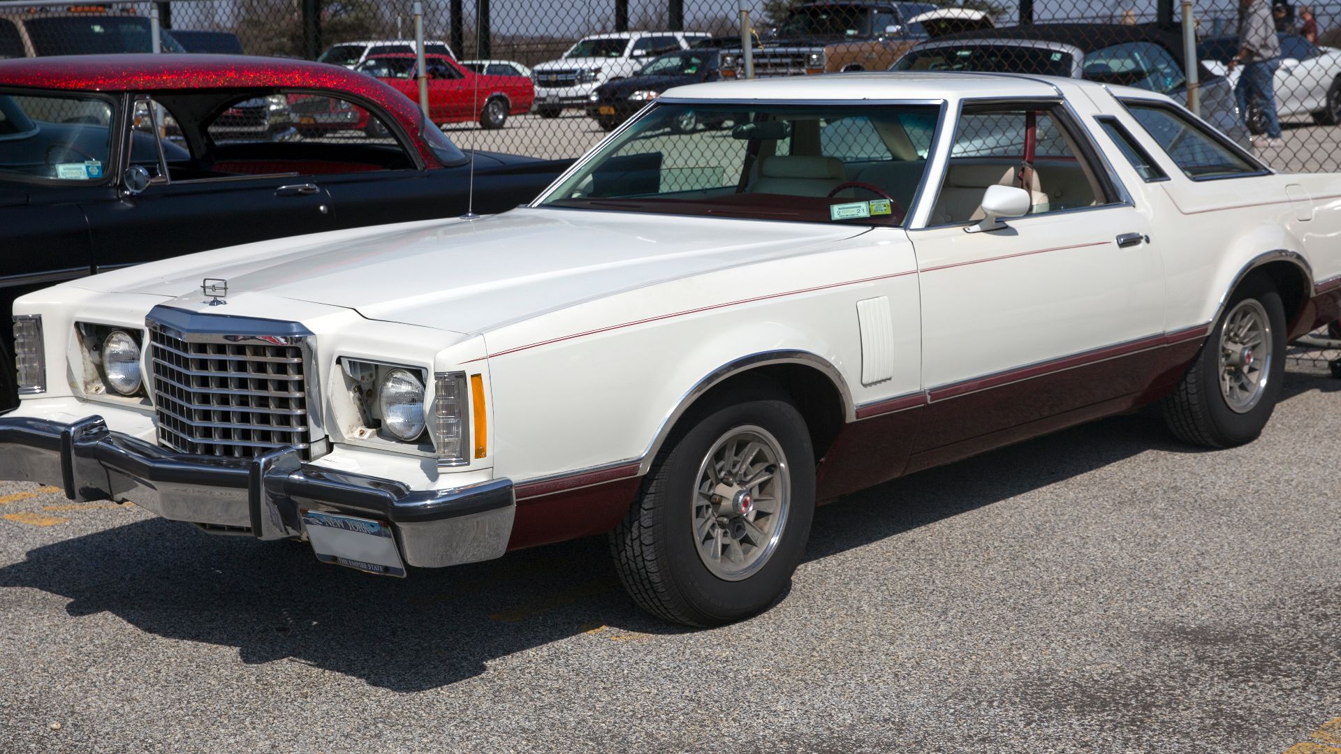File:1977 Ford Thunderbird at Belmont, front left.jpg
