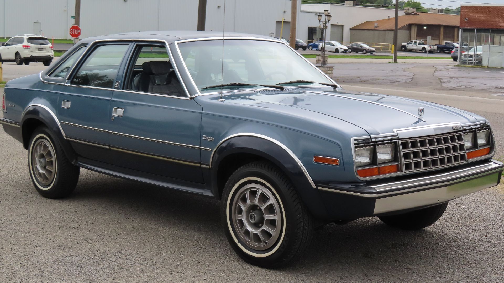 File:1983 AMC Eagle sedan, front right, 08-25-2023.jpg