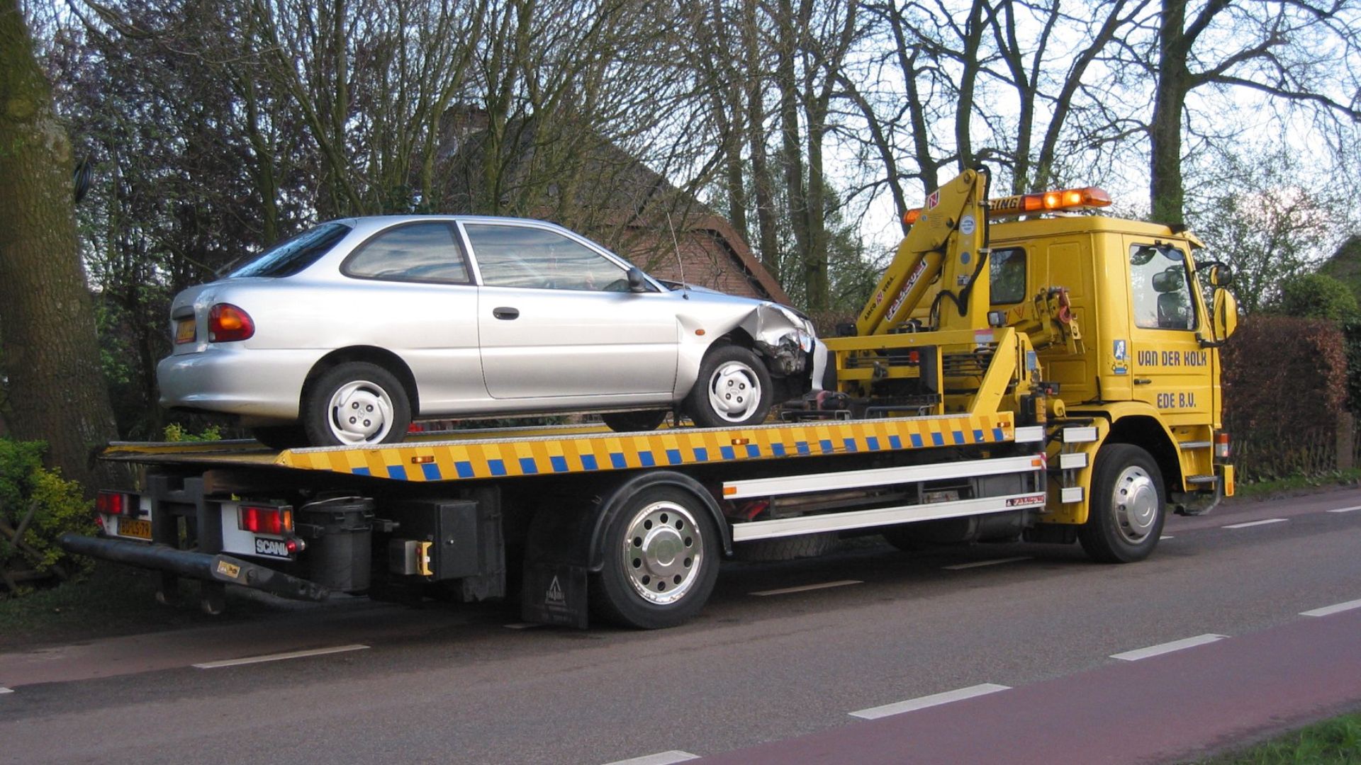 File:Bergingstruck met auto (tow truck with car).jpg