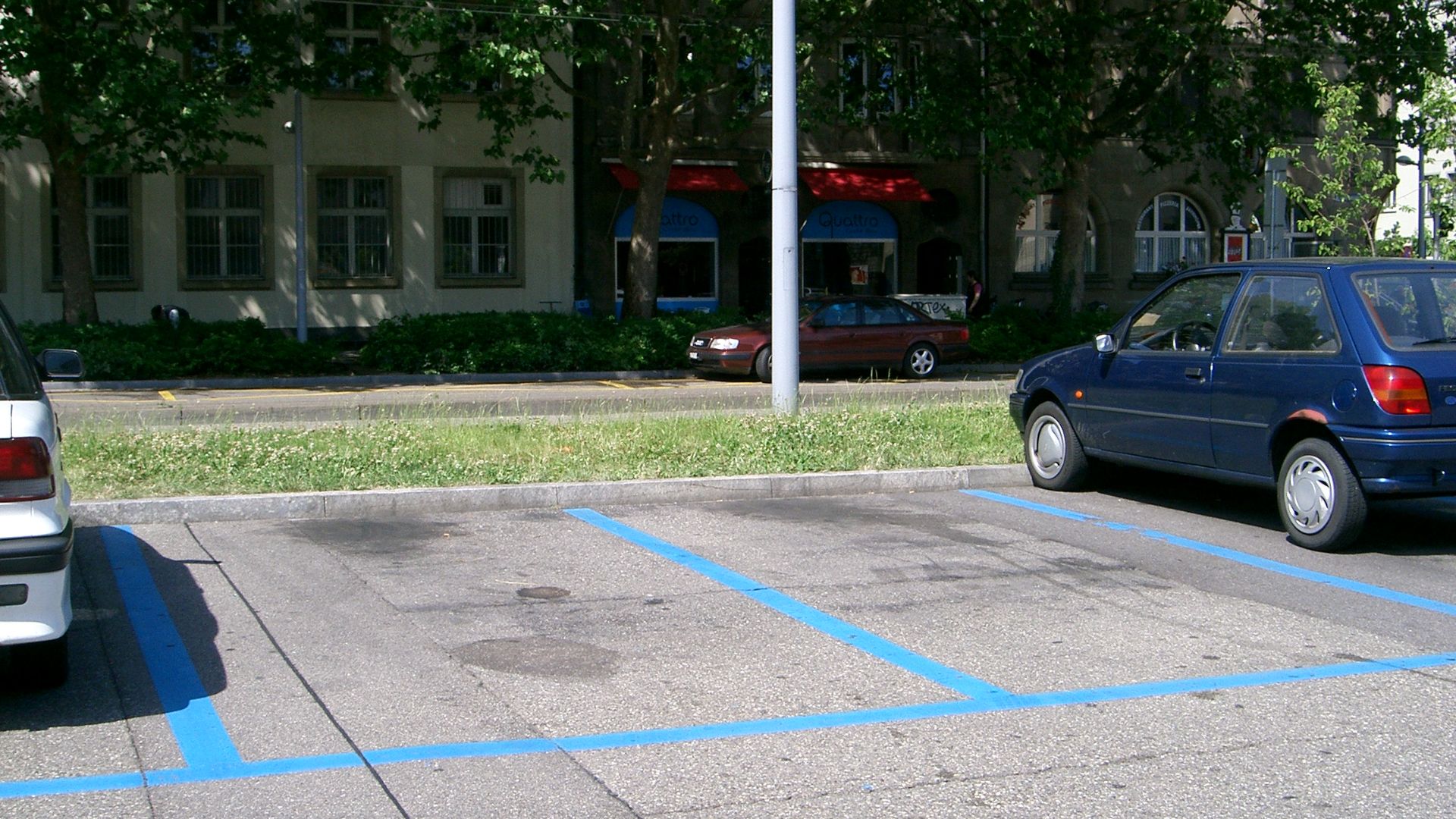File:Blue Disc Parking Area Markings Blue Paint.JPG