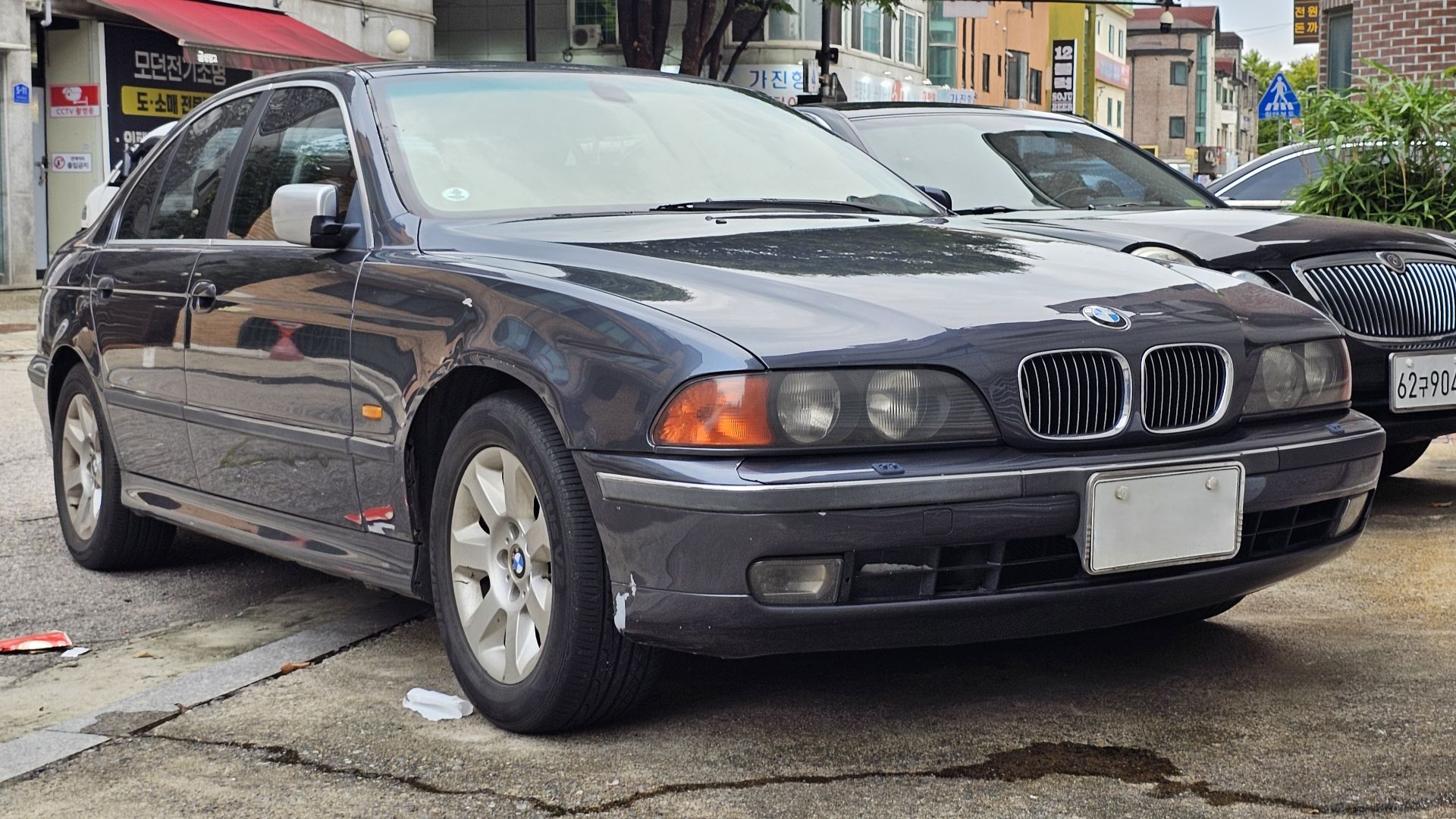 File:BMW E39 540i Toledo Blue Metallic (2).jpg
