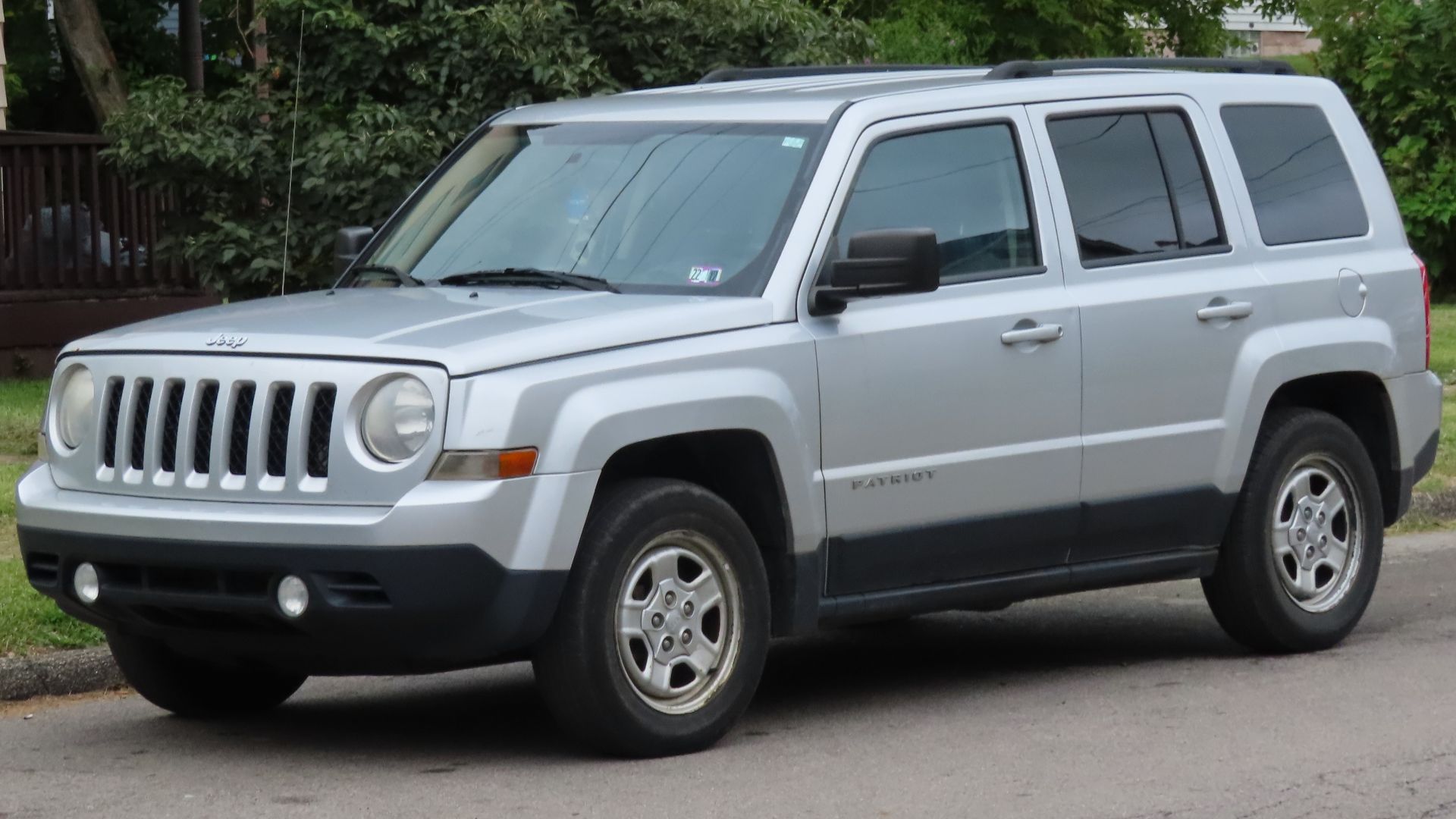 File:2013 Jeep Patriot Sport, front left, 09-11-2022.jpg