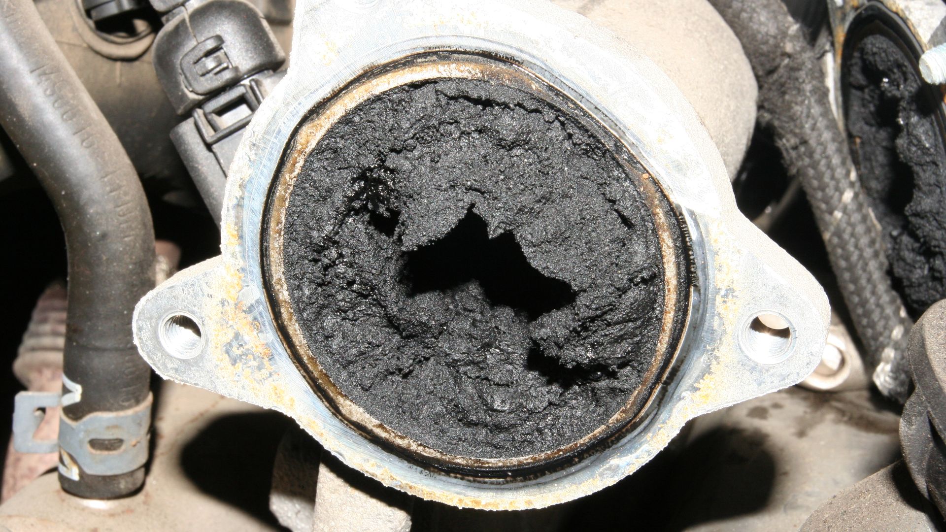 File:Clogged EGR Valve Intake manifold.jpg