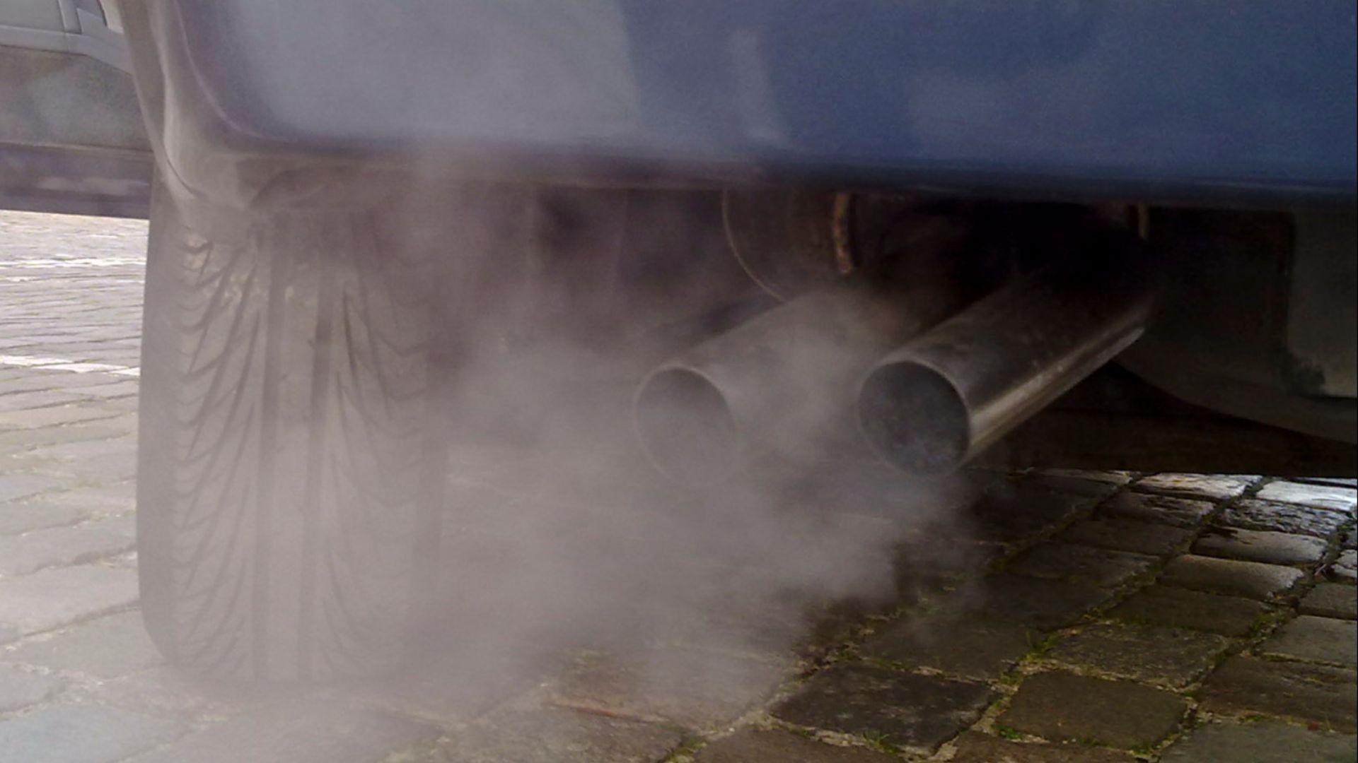 File:Automobile exhaust gas.jpg