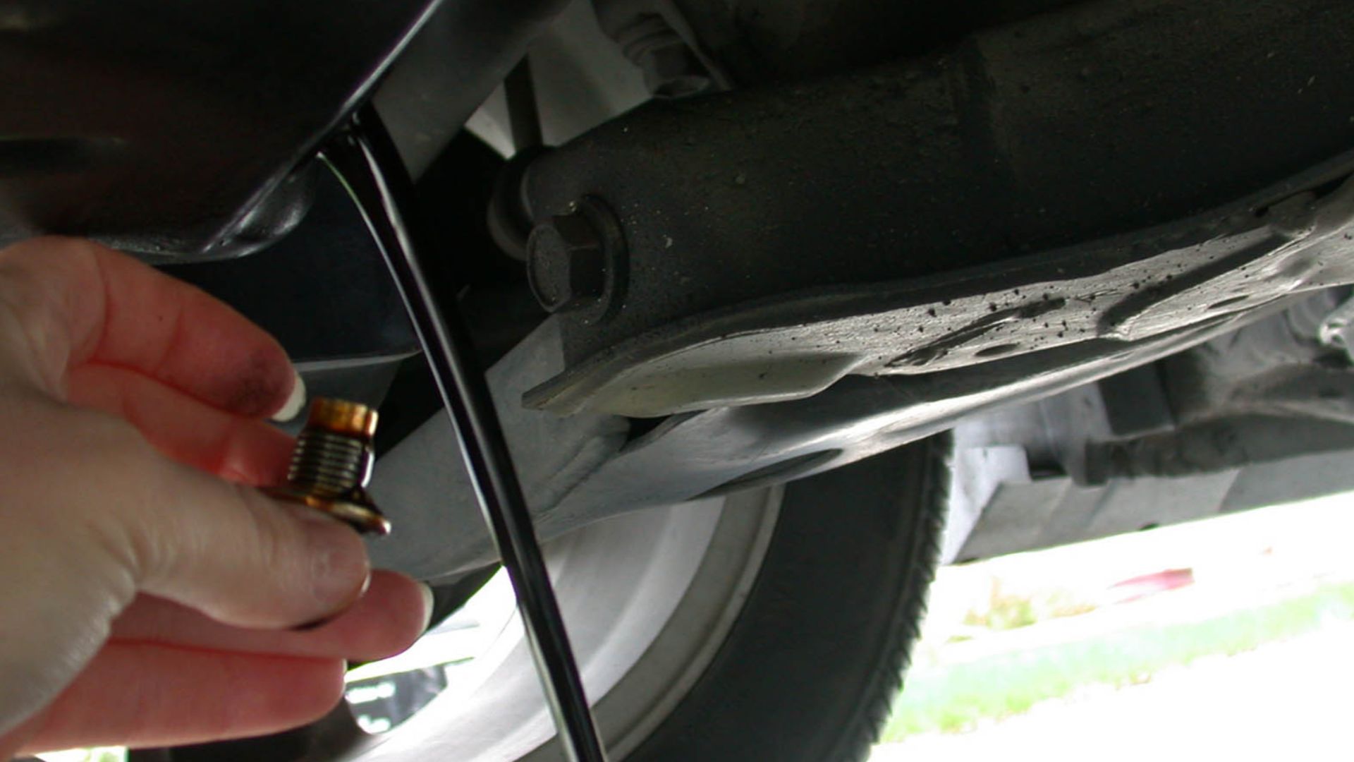 File:Draining motor oil.jpg