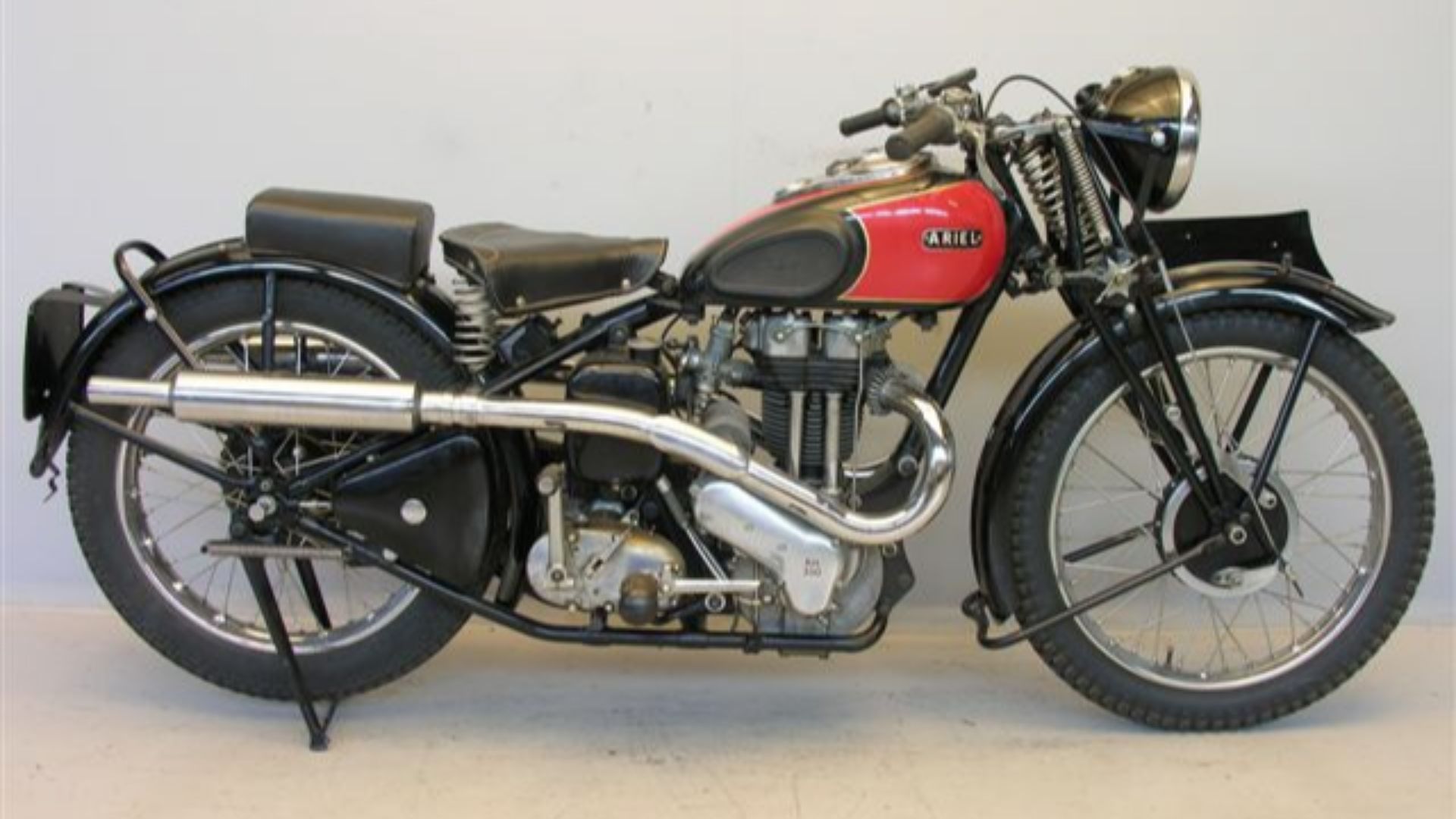 File:Ariel 350 cc Red Hunter 1938.jpg