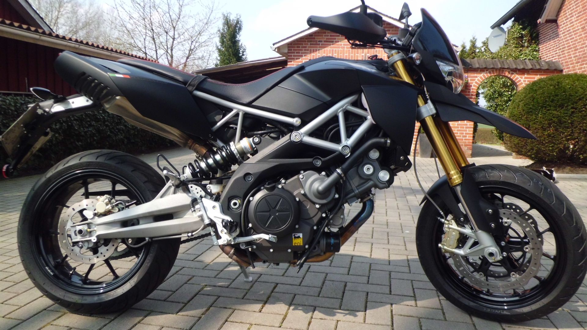 File:Aprilia SMV750 Dorsoduro.jpg