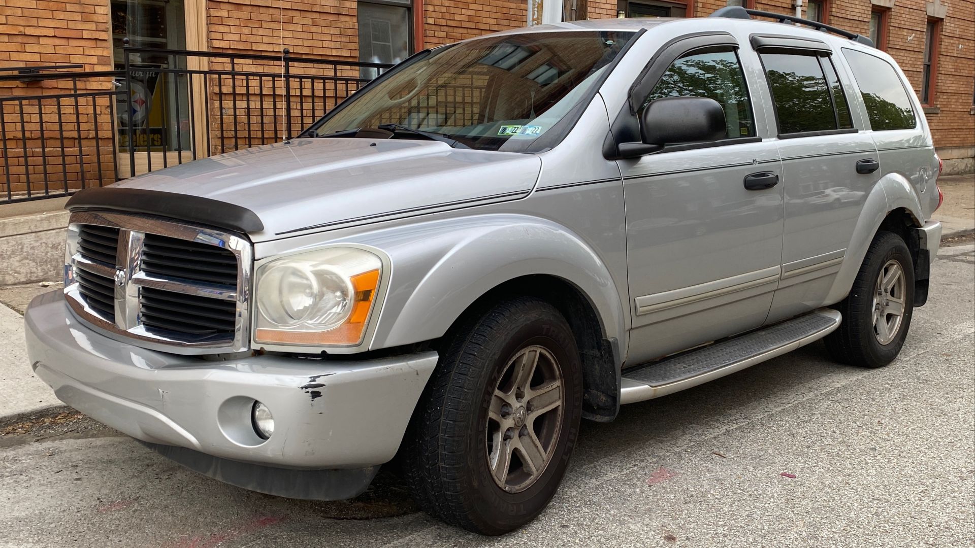 File:2006 Dodge Durango SLT 4WD in Bright Silver Metallic Clearcoat, front left, 05-20-2022.jpg