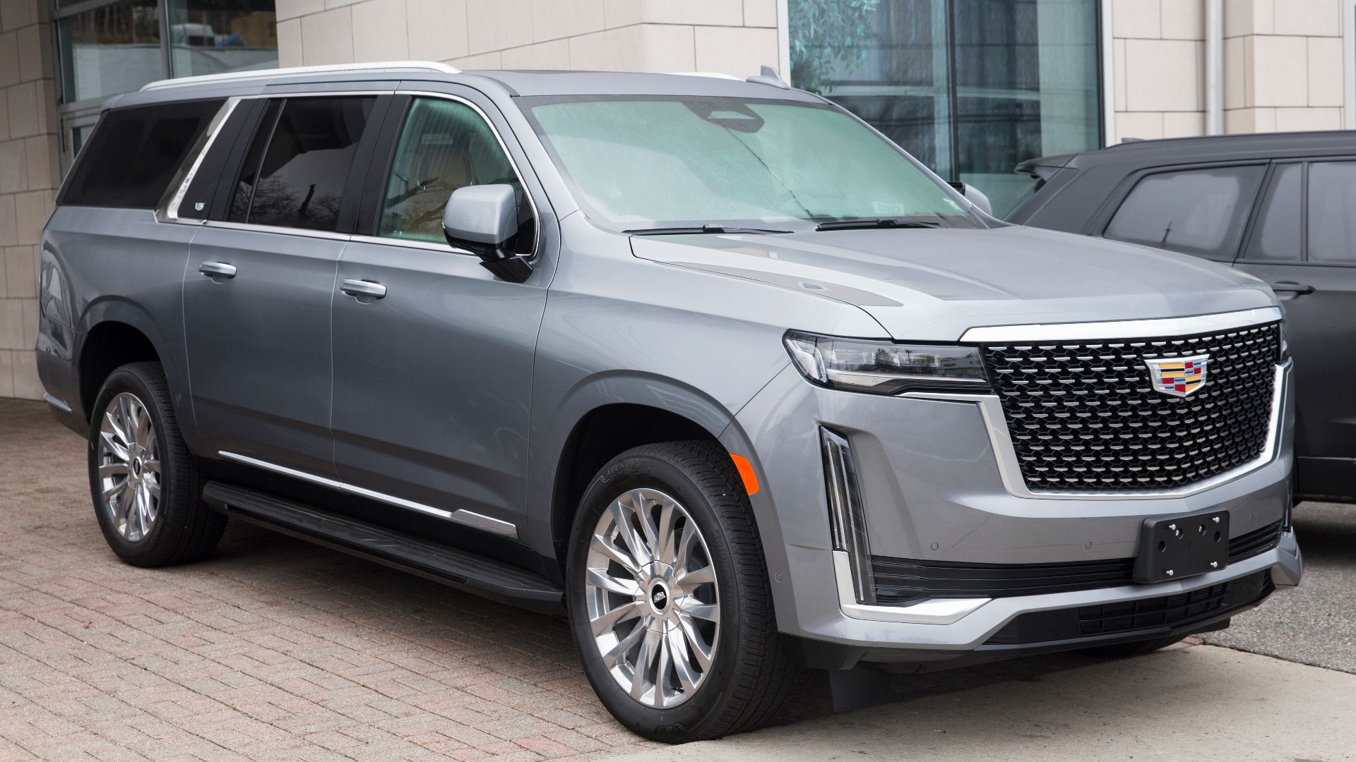 File:2021 Cadillac Escalade ESV 4WD Premium Luxury in Satin Steel Metallic, front right.jpg