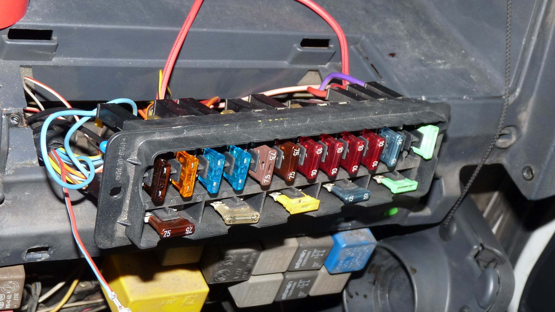 File:Blade fuses on Citroen Jumper.JPG