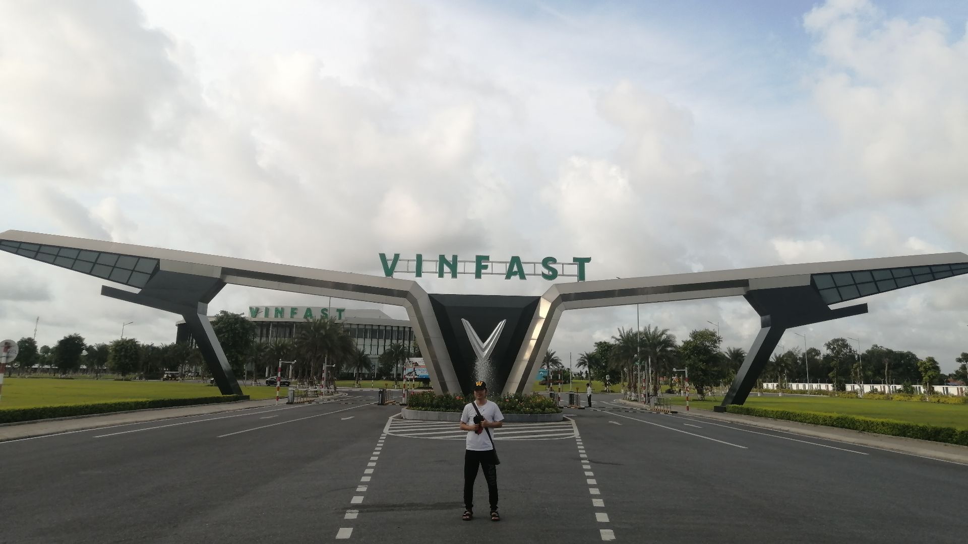 File:Newone - Hung An - VinFast 2020.jpg