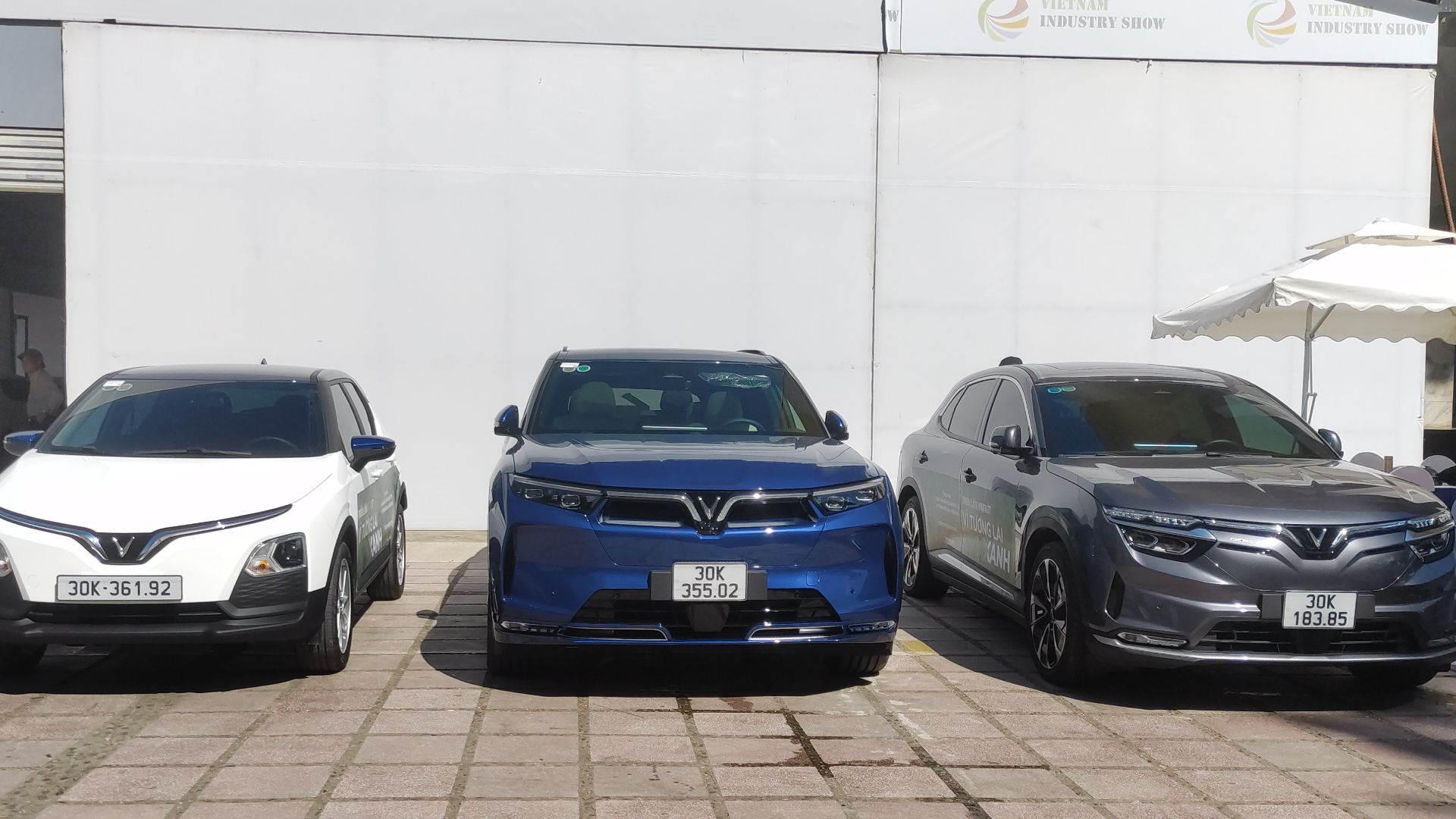 File:Newone - White VinFast VF 5, Blue VinFast VF 9 and Neptune Grey VinFast VF 8 02.jpg