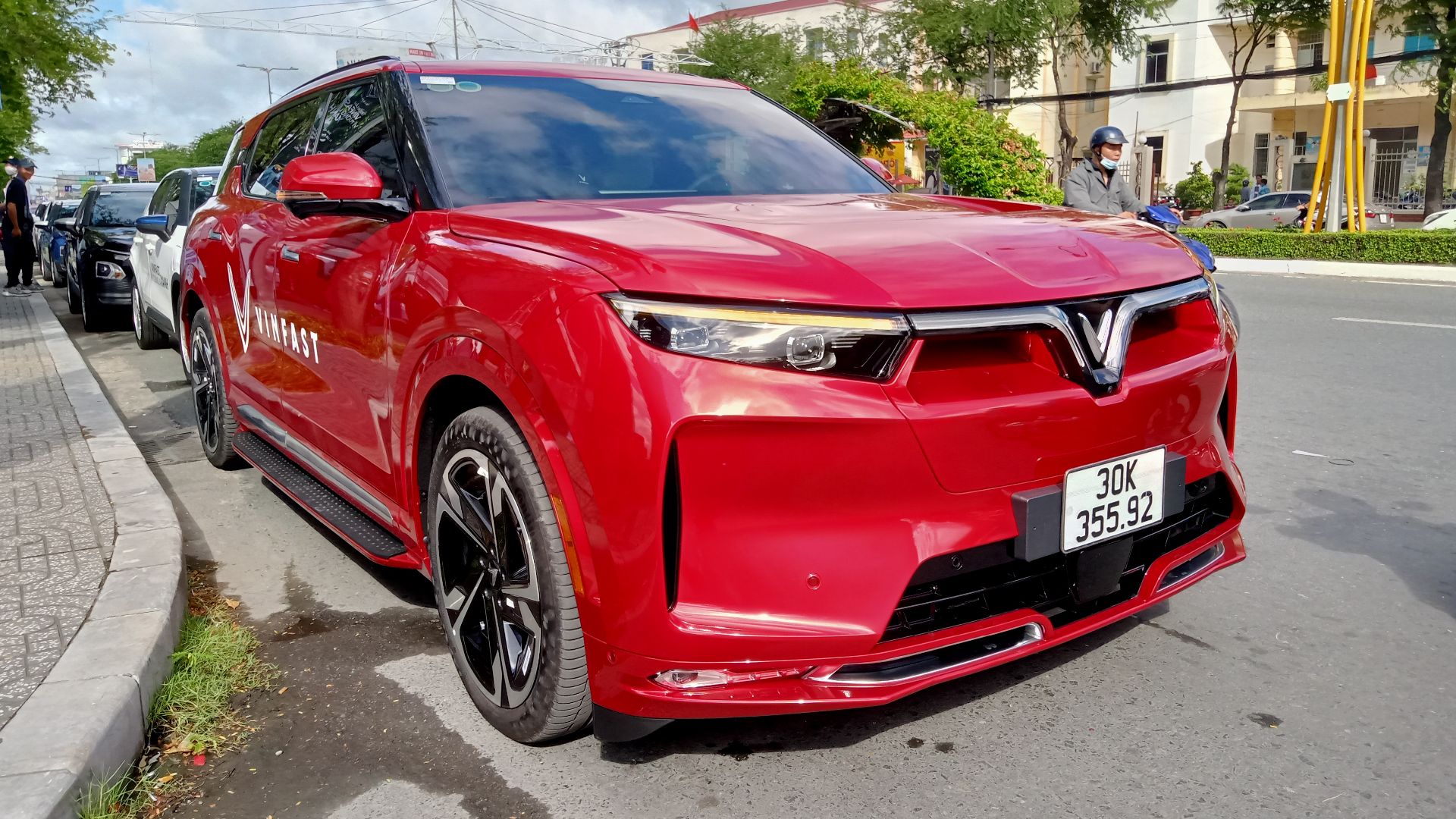 File:VinFast VF 9 in Crimson Red exterior.jpg