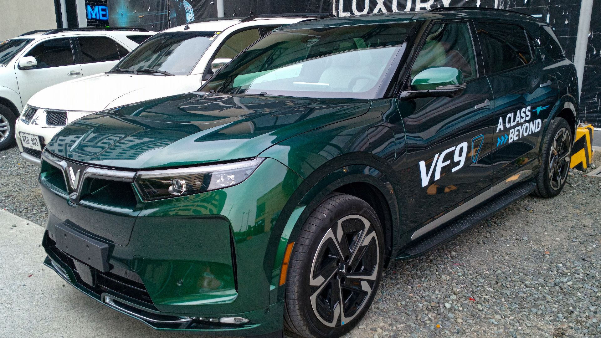 File:2024 VinFast VF9, front left, 06-11-2024.jpg