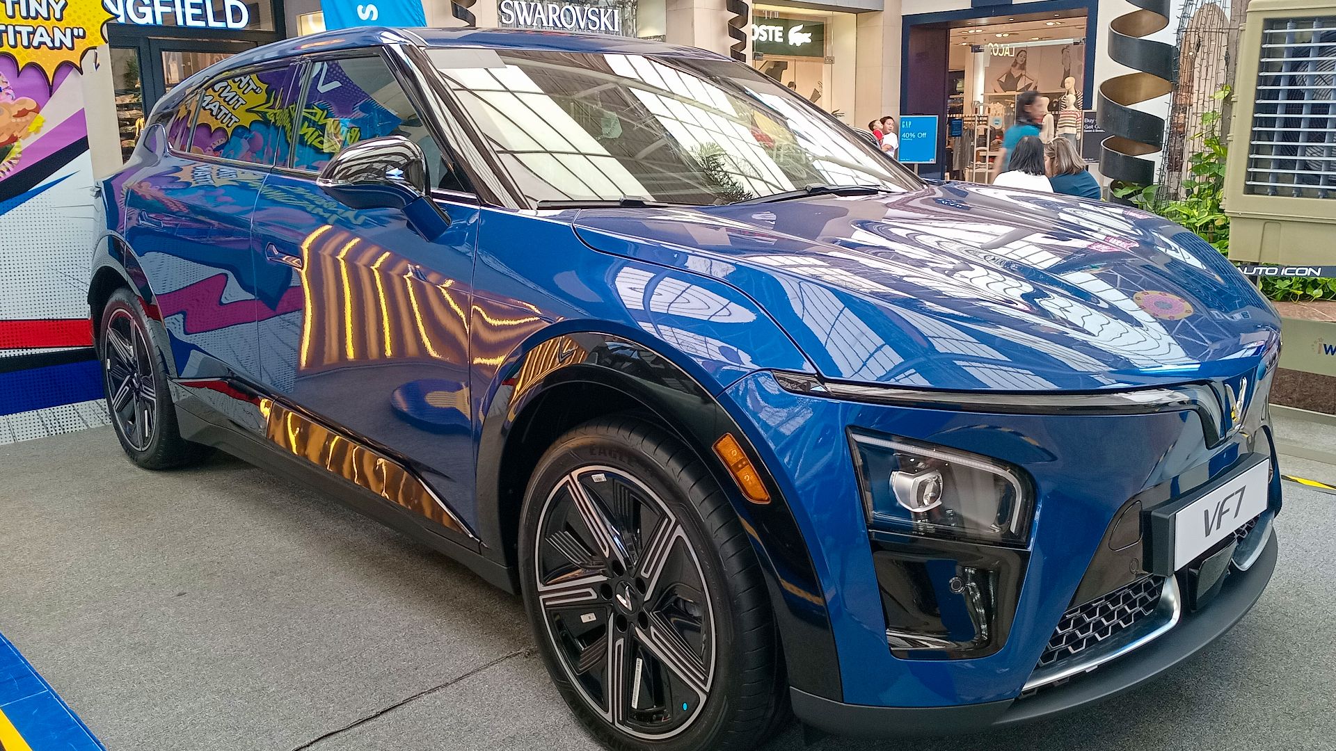 File:2025 VinFast VF 7 in Vinfast Blue, front right.jpg