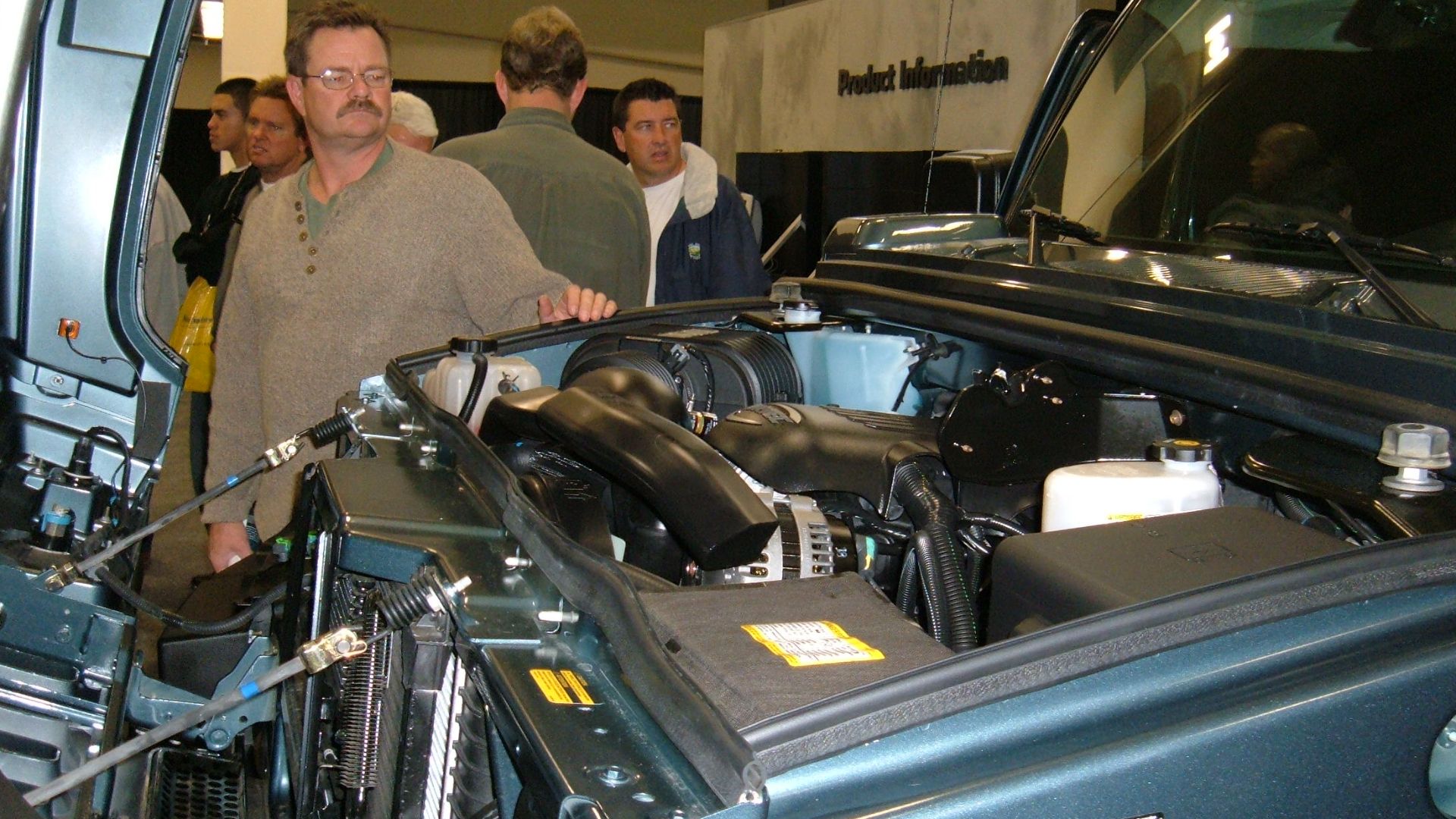 File:2005 blue Hummer H2 engine.JPG