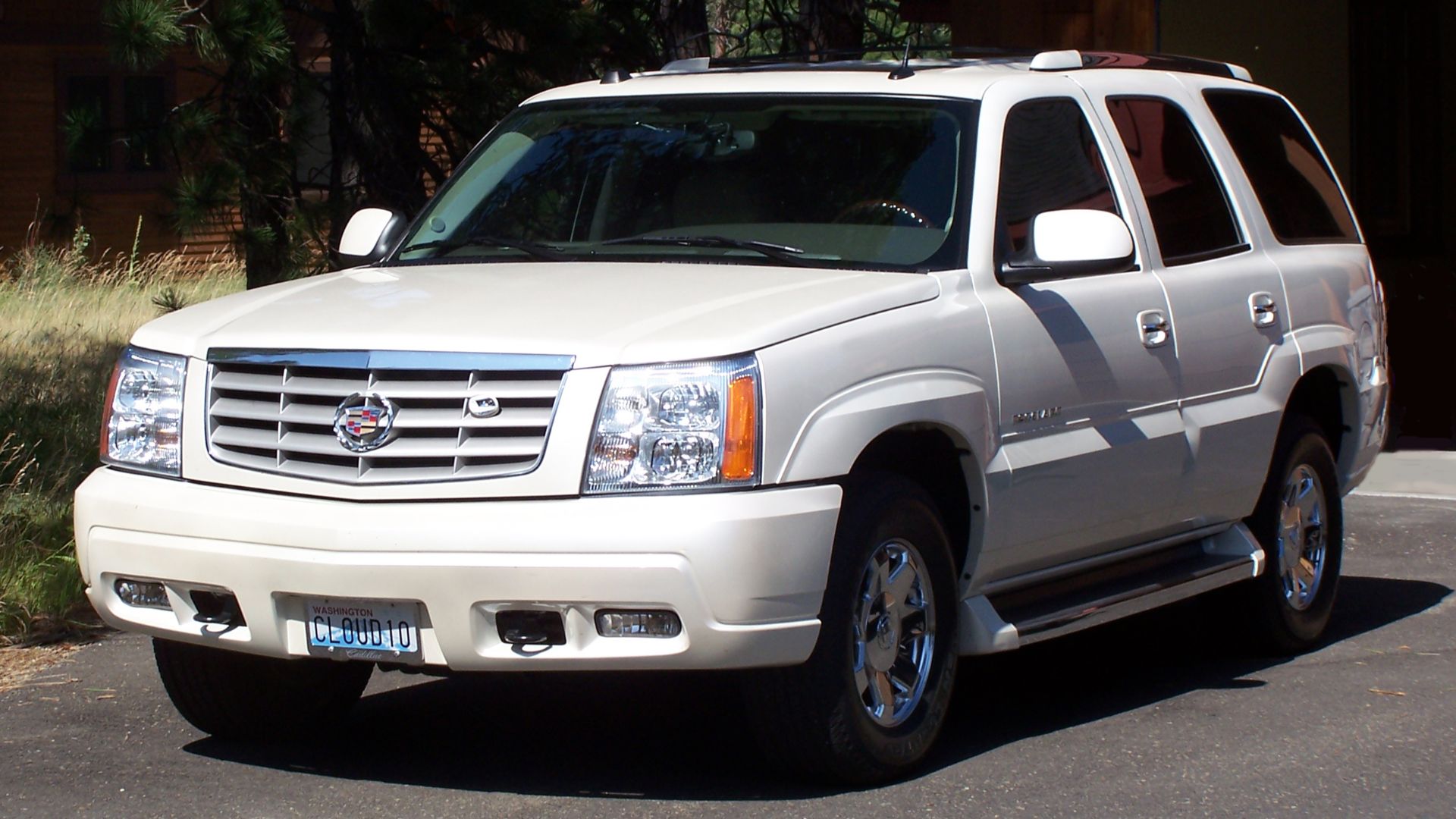 File:2005 Cadillac Escalade Front.jpg
