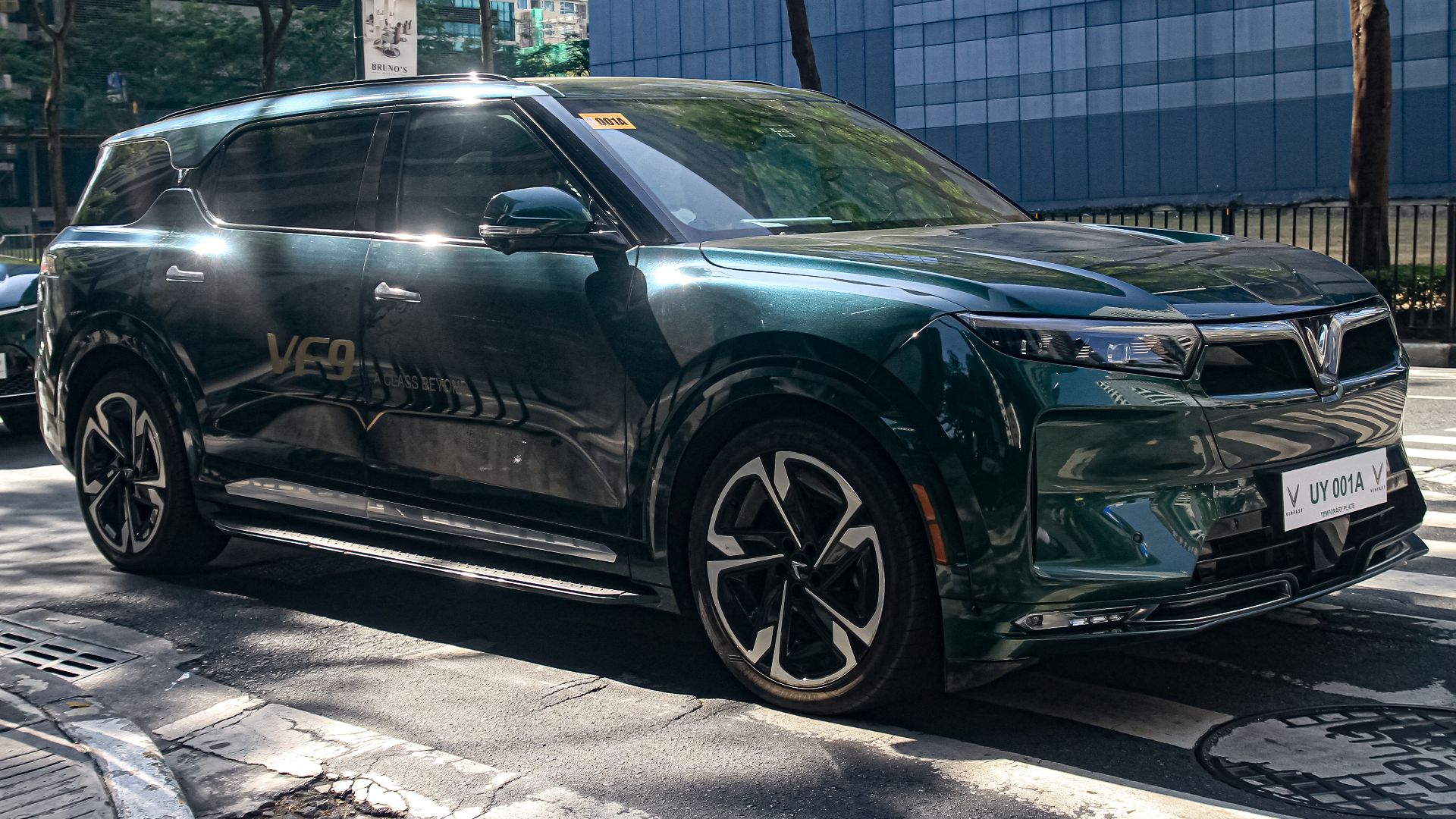 File:VinFast VF 9 Plus Deep Ocean Metallic.jpg