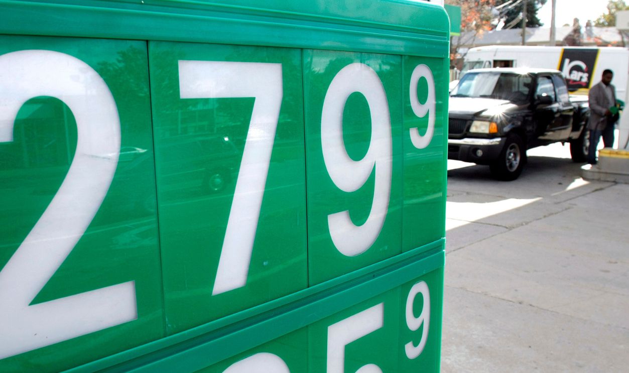 Gettyimages - 83329947, Gas Prices Fall After Oil Tumbles ROYAL OAK, MI - OCTOBER 17: The cash price for regular unleaded gas for $2.79 is displayed at a BP station October 17, 2008 in Royal Oak, Michigan. Gas prices have started to lower recently along with the price of a barrel of oil, which has dropped below $70 a barrel for the first time in 13 months. 