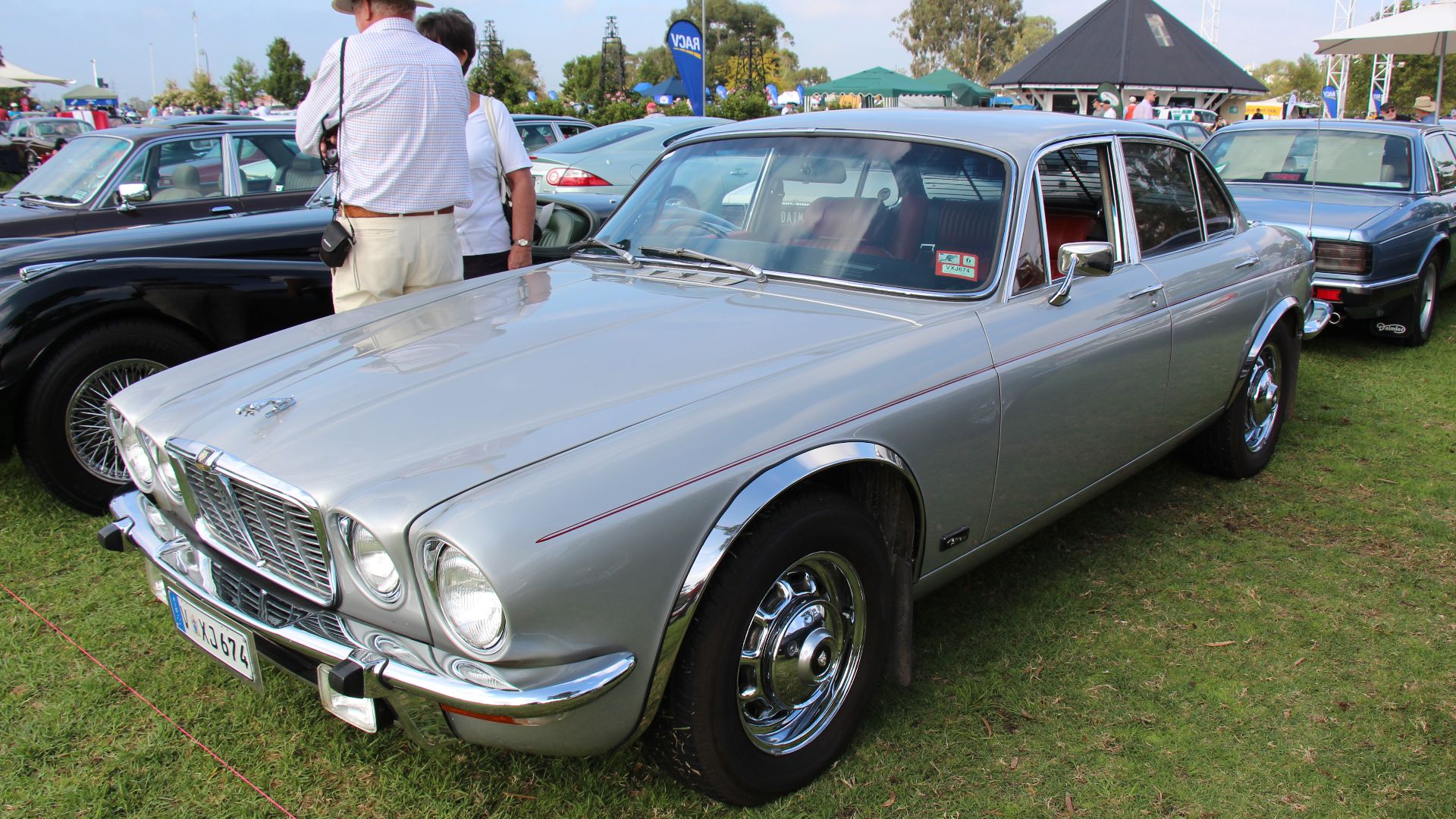 File:1975 Jaguar XJ6 Series II Saloon (14140746837).jpg