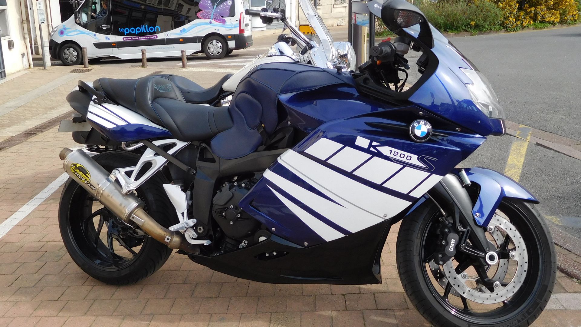 File:BMW K1200S, right view.jpg