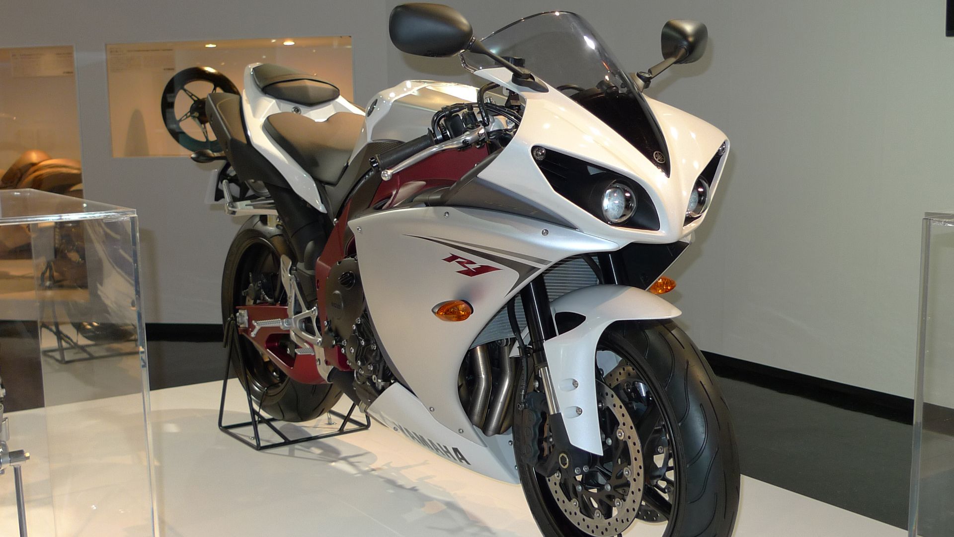 File:YAMAHA YZF-R1 2010 right-front Yamaha Communication Plaza.jpg