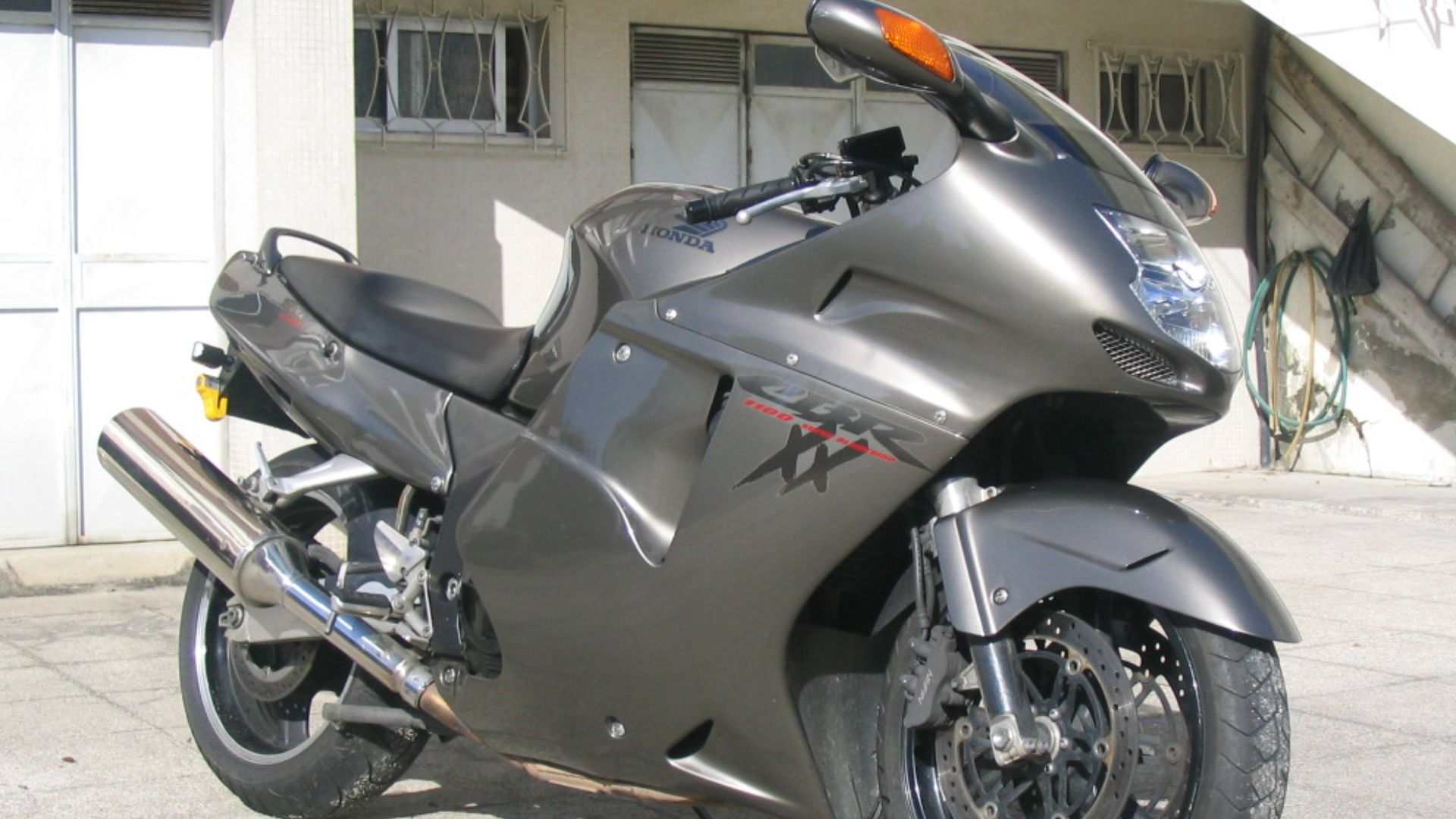 File:Honda CBR 1100XX SuperBlackbird2.jpg