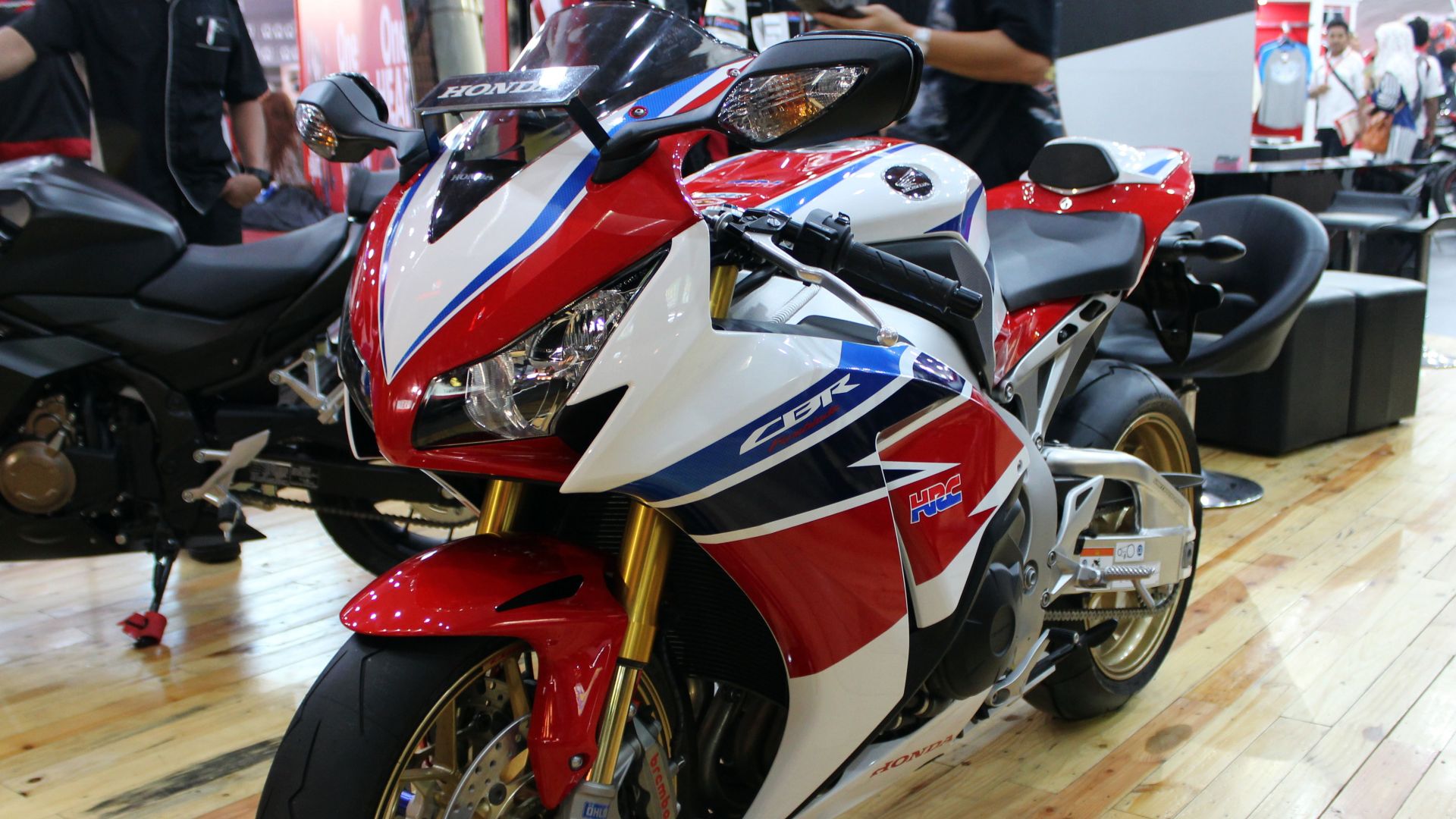 File:Honda CBR1000RR Fireblade SP - Jakarta Fair 2016 - June 21 2016.jpg