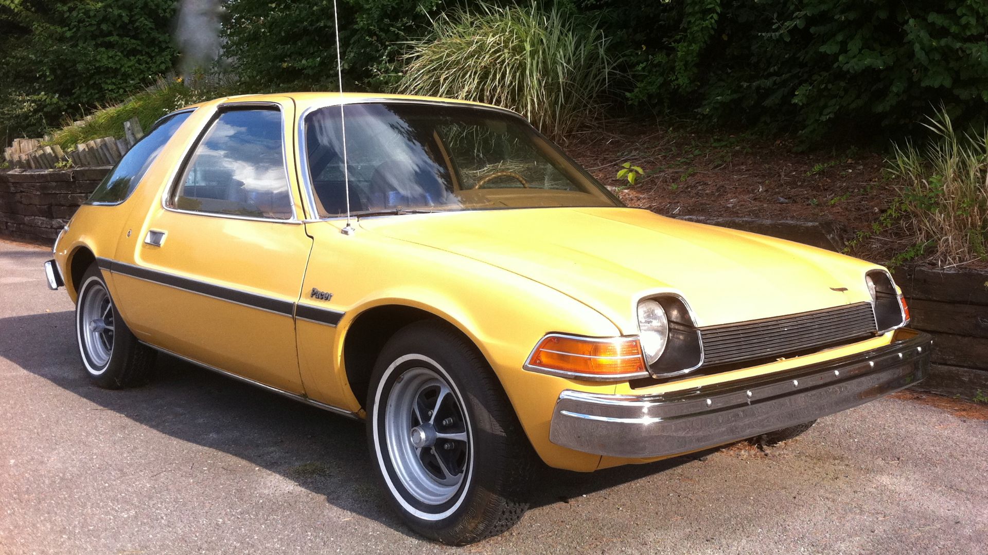 File:1975 AMC Pacer base model frontrightside.jpg