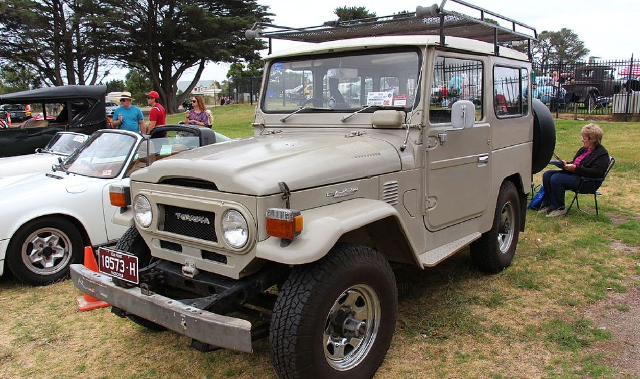 File:1977 Toyota Landcruiser FJ40 (12942481495).jpg