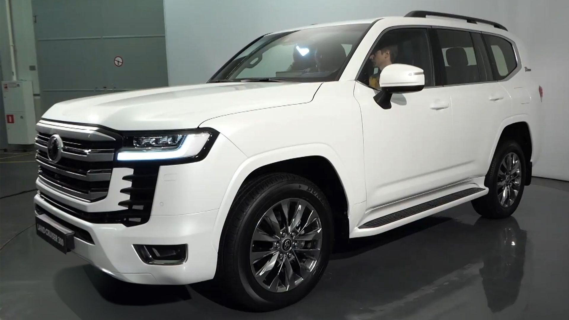 File:2021 Toyota Land Cruiser 300 (Russia) front view.jpg