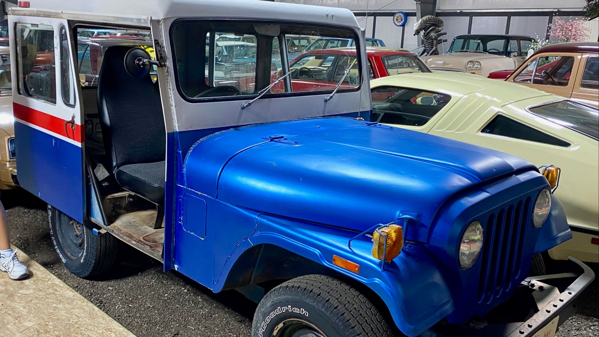 File:1976 Jeep DJ - Dispatcher - AM General - AMC - in USPS livery - at Rambler Ranch 1of3.jpg