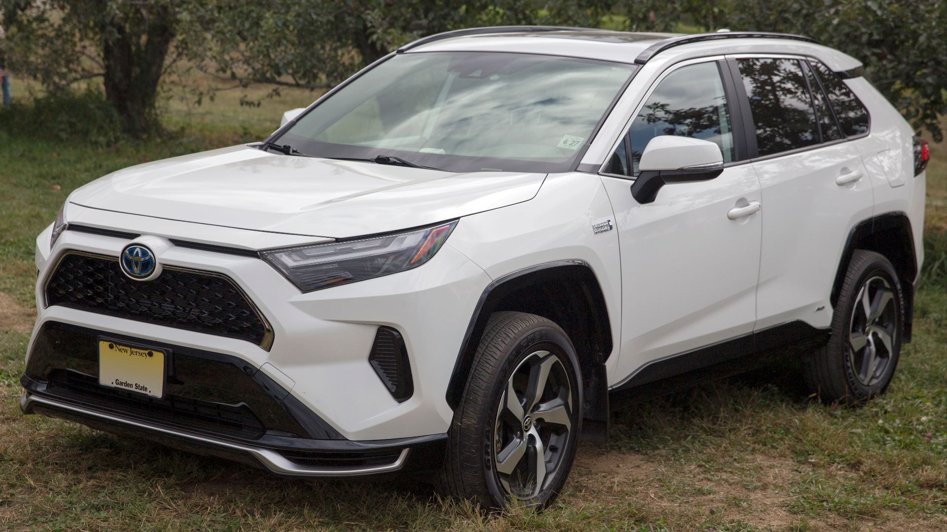 File:2022 Toyota RAV4 Prime SE in Ice Cap, front left.jpg