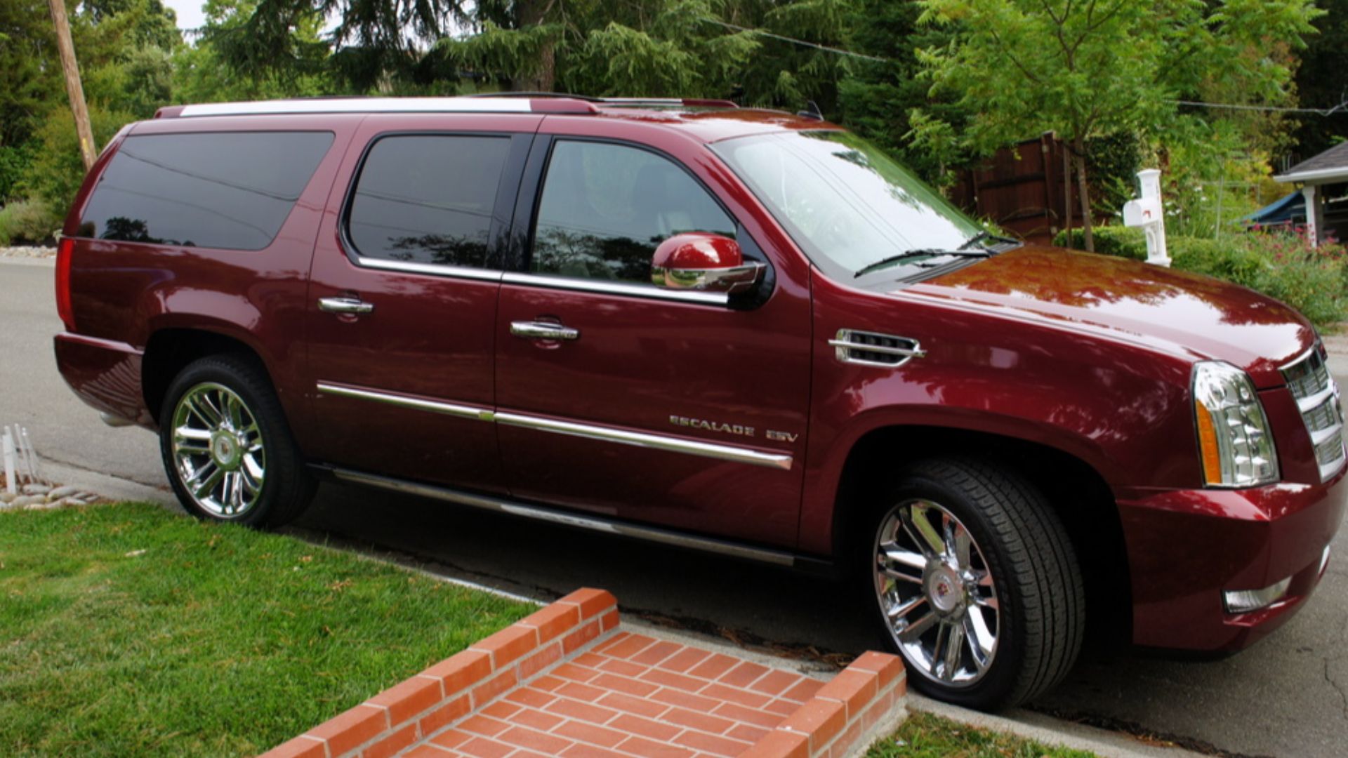 File:2011 Cadillac Escalade Platinum Edition (6035381311).jpg
