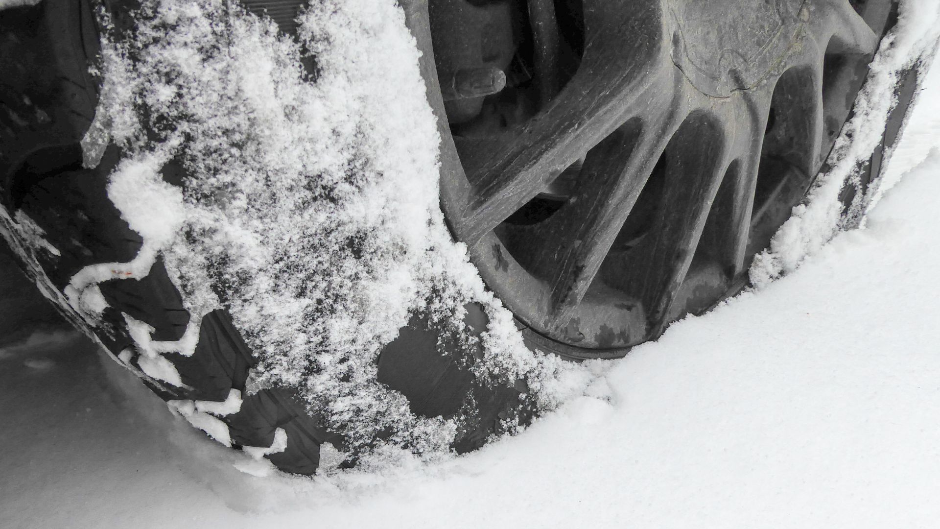 File:Snow tire compacting snow ahead of it.jpg