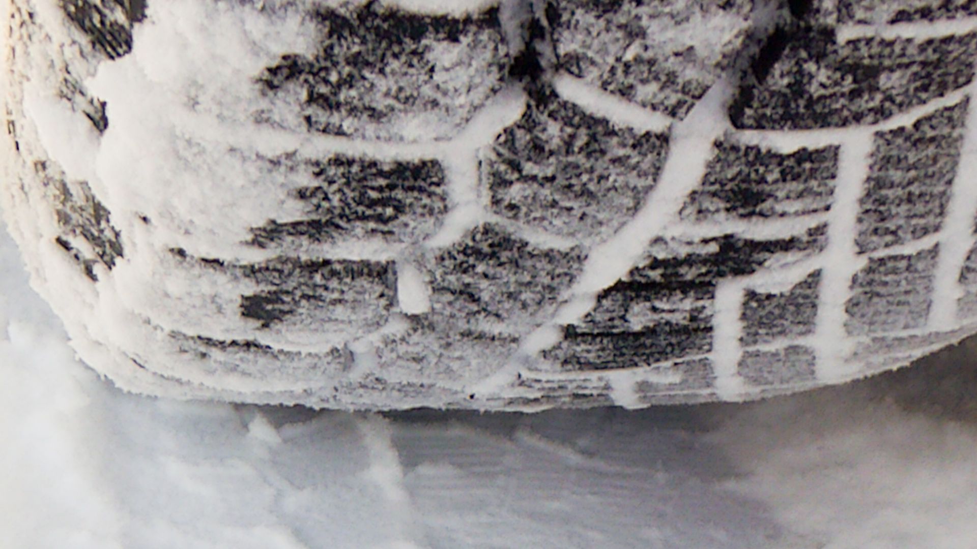 File:Snow tire with imprint in snow.jpg
