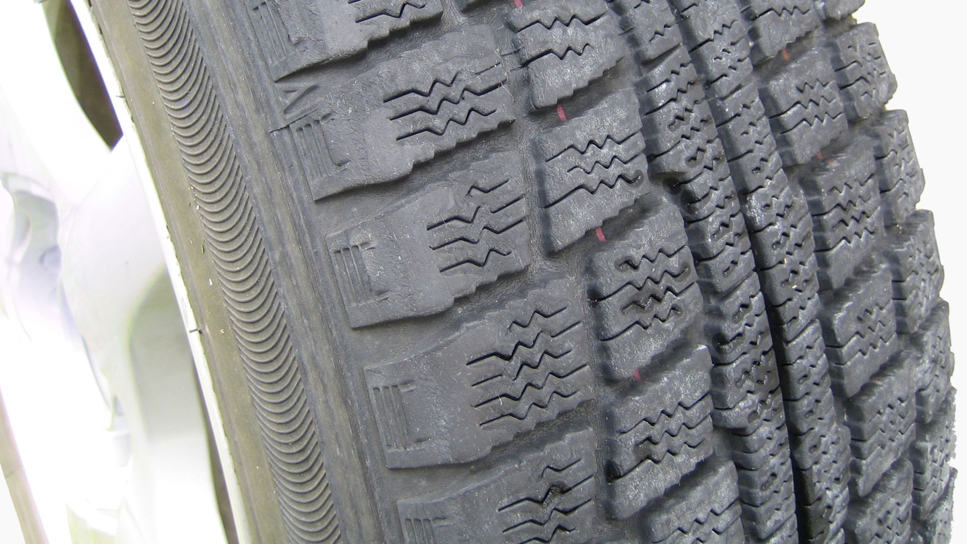 File:Studless tire 2.jpg