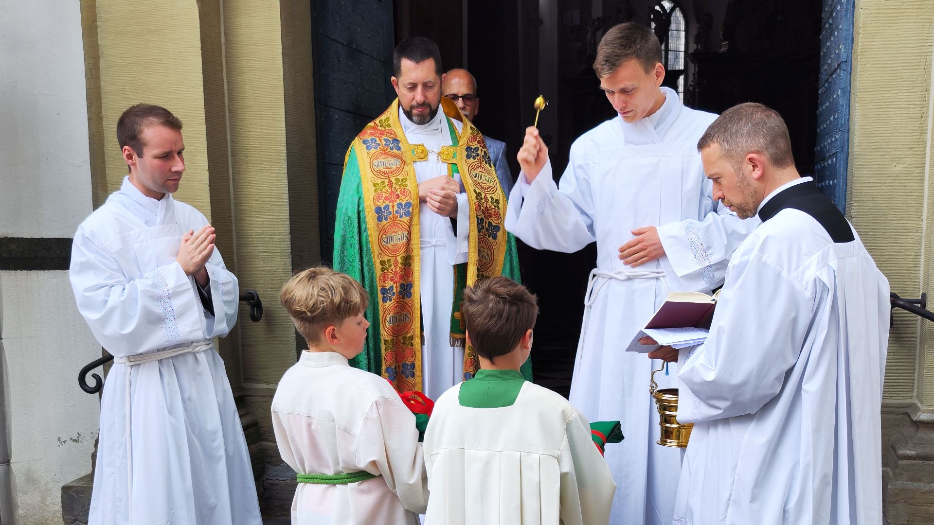 File:Segnung Primiz Messgewand Neviges 2023.jpg