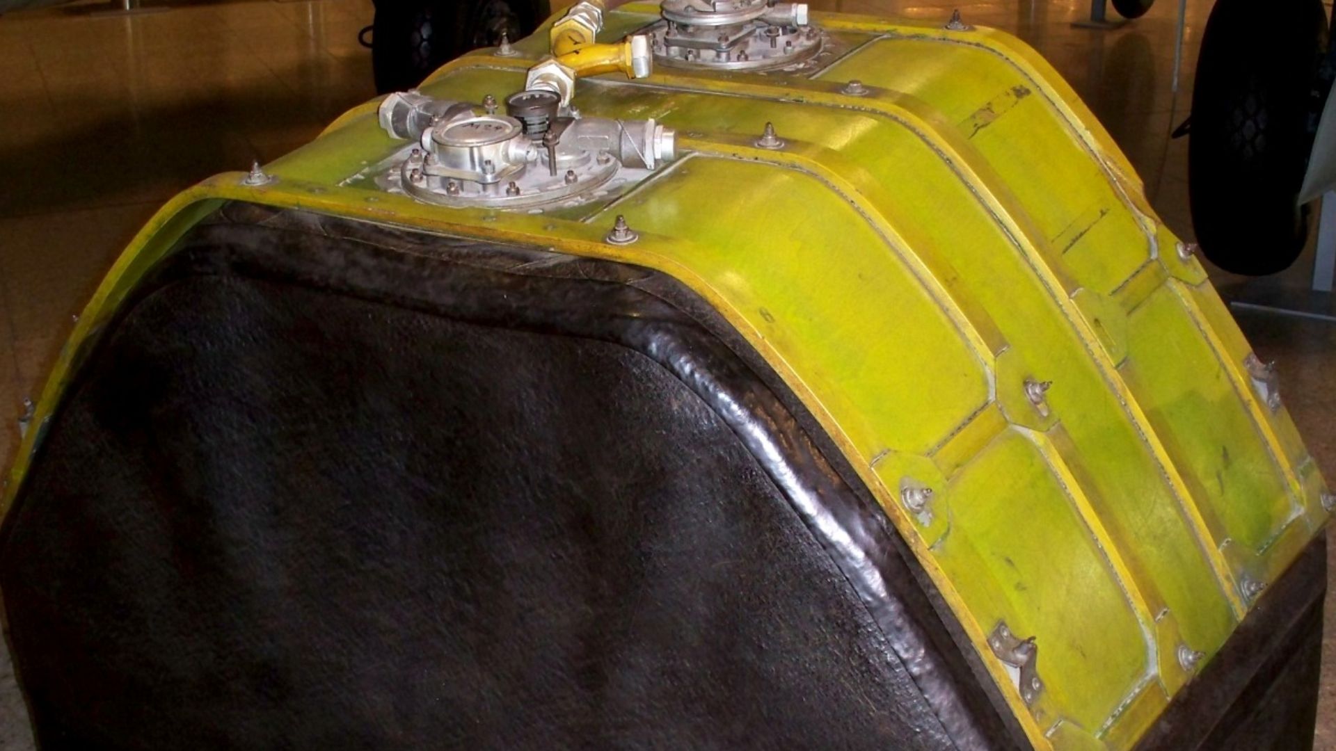 File:Me-262, selbstabdichtender Kraftstofftank.JPG