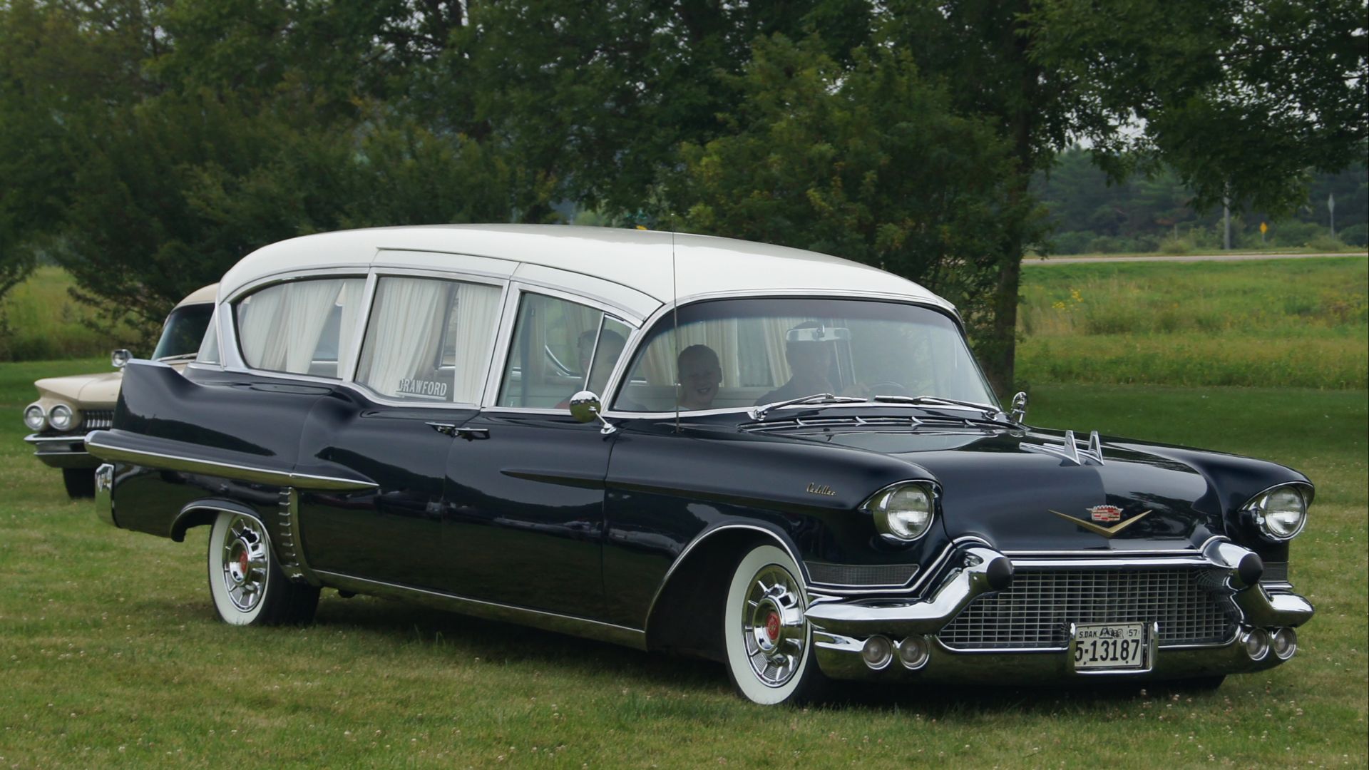 File:1957 Cadillac Superior Coach Hearse (14918399096).jpg