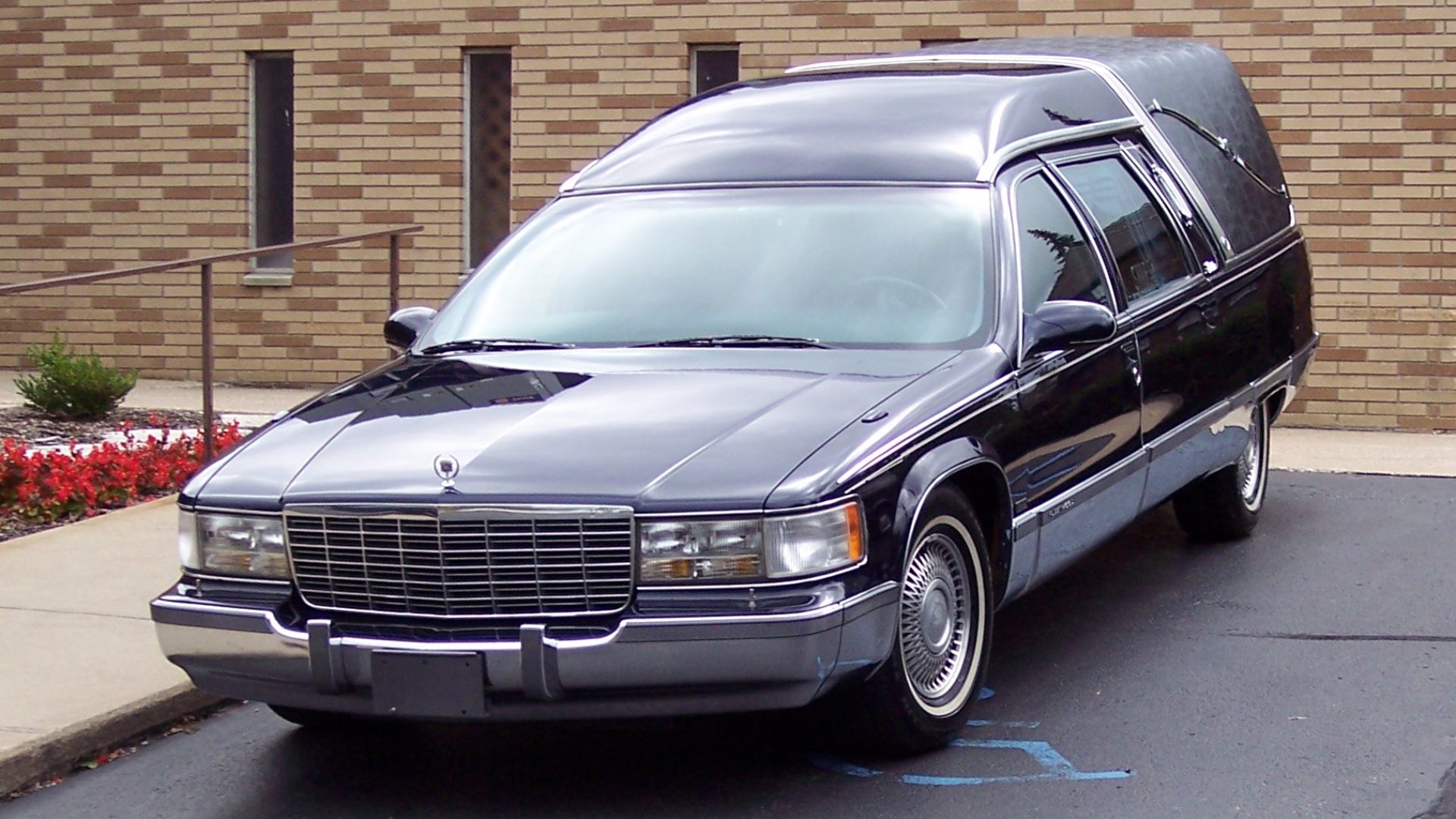 File:Cadillac Fleetwood hearse 1990s.jpg