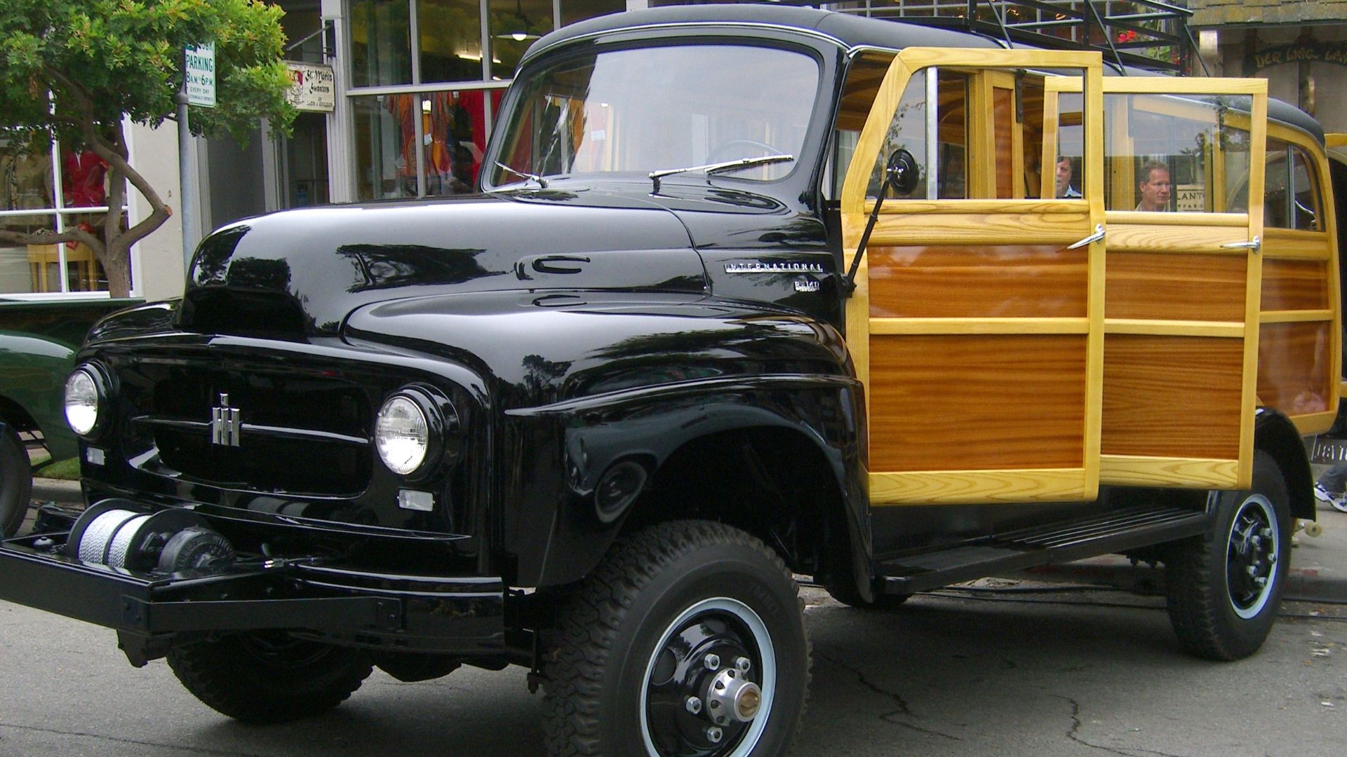 File:International Harvester R-140.JPG