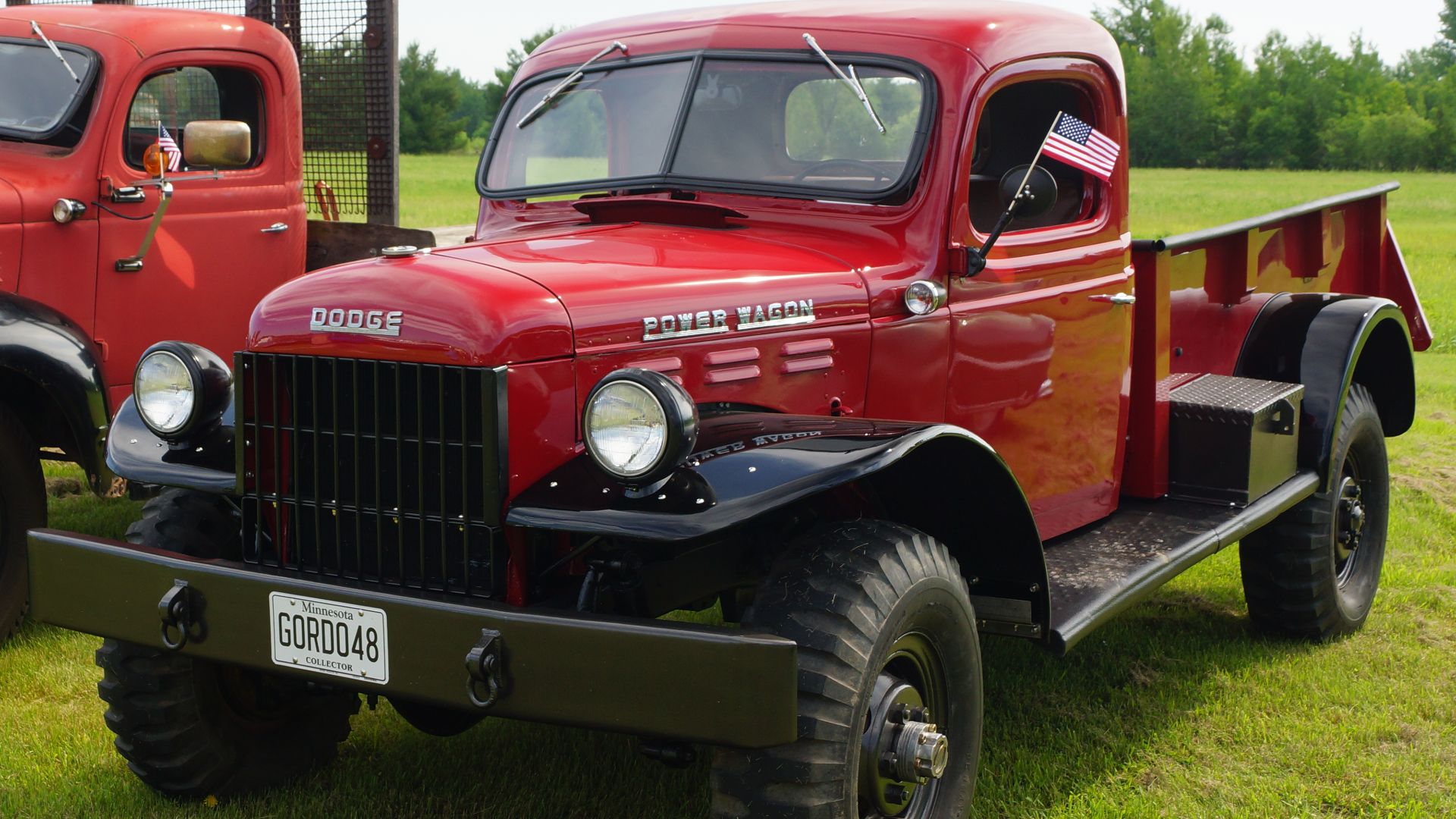 File:1947 Dodge Flatbed & 1948 Dodge Power Wagon Pick-Up (27365726775).jpg