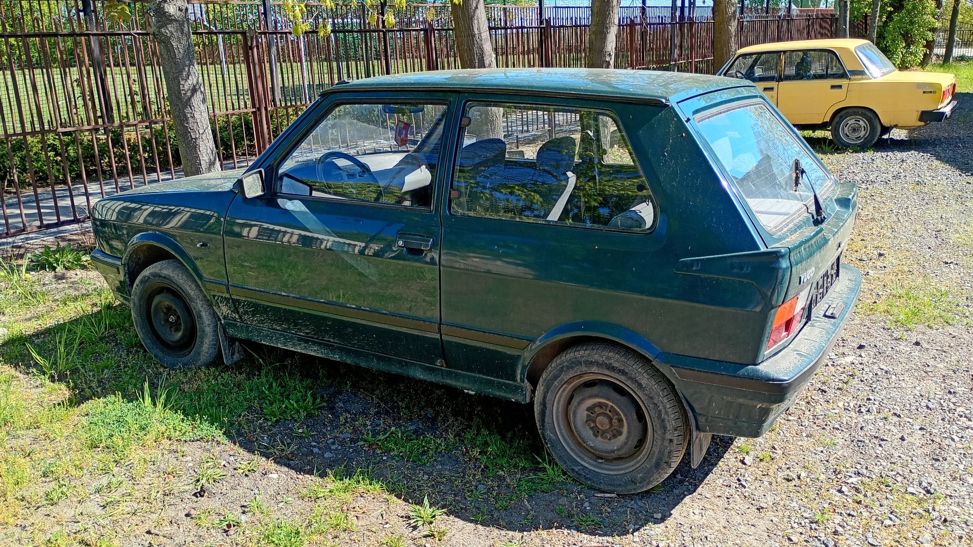 File:Samochód Yugo Koral 65 cl EFI w 2025 na terenie OSP Góra Kalwaria.jpg