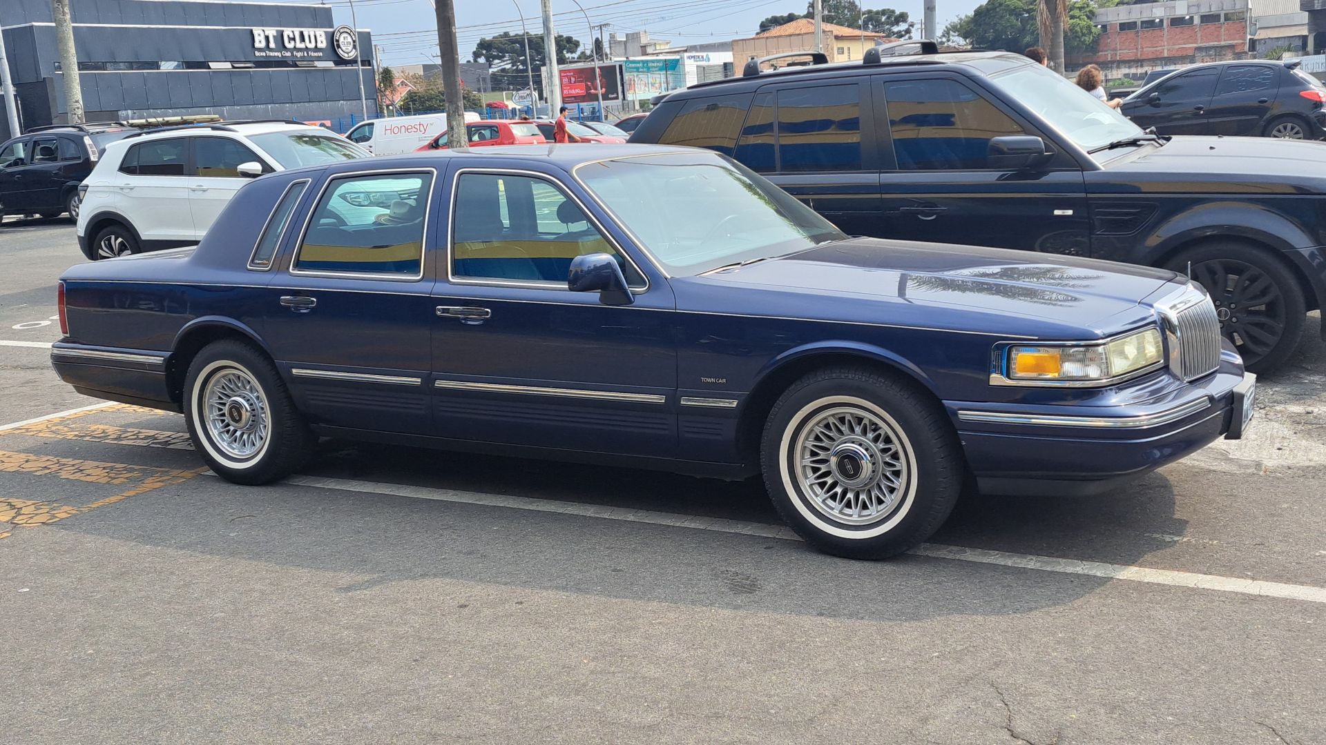 File:Lincoln Town Car 20240914 side.jpg