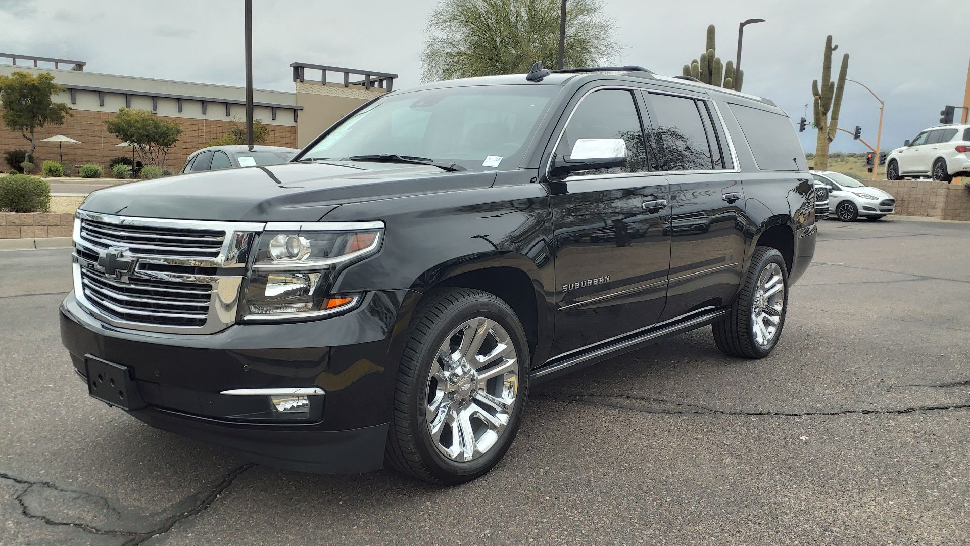 File:20 Chevrolet Suburban Premier.jpg