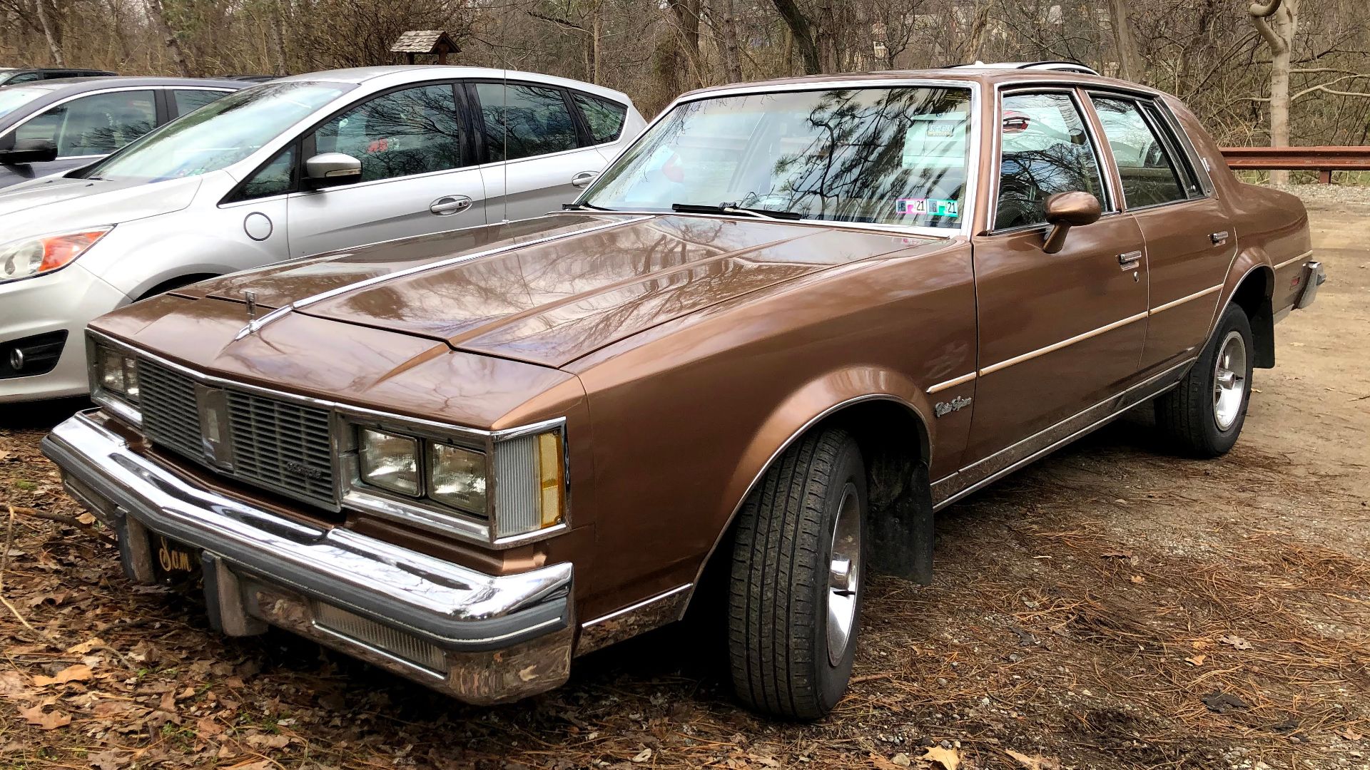 File:1985 Oldsmobile Cutlass Supreme sedan in Dark Chestnut Metallic, front left, 1-11-2021.jpg